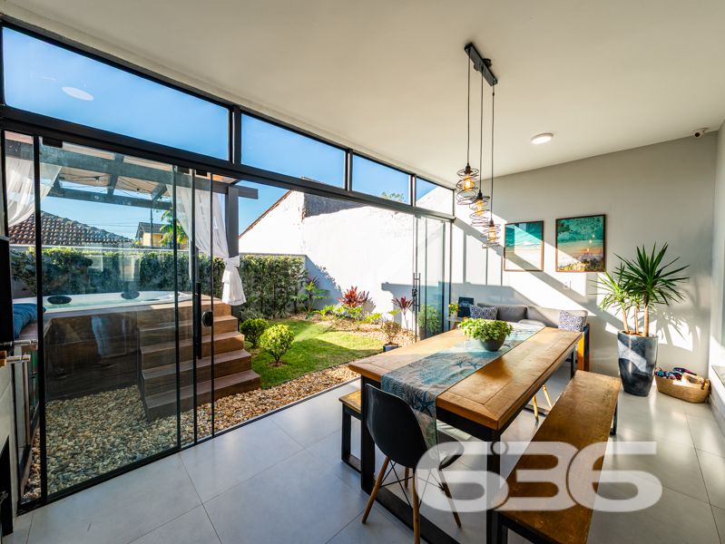 Impecável e completa: residência térrea geminada 100% mobiliada em Balneário Barra do Sul/SC

Esta é a oportunidade que você esperava para viver com conforto, segurança e estilo em um dos bairros mais tranquilos e acessíveis de Balneário Barra do Sul: a Costeira. Esta residência geminada, combina elegância moderna com praticidade, sendo entregue completamente mobiliada – do jeitinho que está nas fotos, no sistema porteira fechada.

Com 63,60m² de área e terreno plano de 150m², o imóvel foi projetado para proporcionar bem-estar em cada detalhe. A área social é integrada e funcional, com sala de estar e jantar em conceito aberto, acabamentos em gesso rebaixado com iluminação embutida, móveis planejados de alto padrão com garantia vitalícia e eletrodomésticos inclusos: geladeira, lava e seca, micro-ondas, TV, entre outros.

A cozinha é um verdadeiro destaque, com bancada em pedra, cooktop moderno, marcenaria inteligente e acabamento de alto nível. São dois dormitórios bem distribuídos e climatizados, um deles com closet. O banheiro segue a linha clean e sofisticada, com box em vidro temperado e revestimento moderno.

O imóvel conta ainda com edícula com churrasqueira, jardim frontal e nos fundos, área de serviço independente e uma charmosa banheira ofurô – ideal para seus momentos de relaxamento.

Diferenciais que fazem a diferença:
Sistema de segurança com alarme, câmeras e campainha com vídeo;
Garagem;
Imóvel murado e cercado, em rua calma;
Localização estratégica, próxima a escola, mercado e farmácia;
Permite animais e está pronto para morar. Basta entrar com as malas.

Este não é apenas um imóvel – é um lar completo, pensado para quem valoriza design, conforto e segurança em um só lugar.

Agende agora mesmo sua visita com a equipe da 636 Negócios Imobiliários. Com mais de 30 anos de experiência, oferecemos segurança jurídica, atendimento técnico e total suporte para que você faça um excelente negócio!
 
636 NEGÓCIOS IMOBILIÁRIOS: A SUA MELHOR ESCOLHA
Com mais de 30 anos de experiência, a 636 Negócios Imobiliários é sua parceira ideal para encontrar o imóvel perfeito. Estamos prontos para ajudá-lo a fazer deste imóvel o seu novo lar.
 
Telefone: (47) 3451-0636
WhatsApp: (47) 99190-0636
 
Não perca esta oportunidade única. Visite nosso site para mais informações: i636.com.br