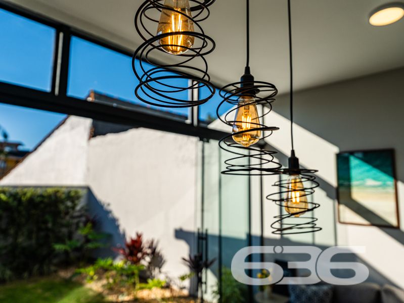 Impecável e completa: residência térrea geminada 100% mobiliada em Balneário Barra do Sul/SC

Esta é a oportunidade que você esperava para viver com conforto, segurança e estilo em um dos bairros mais tranquilos e acessíveis de Balneário Barra do Sul: a Costeira. Esta residência geminada, combina elegância moderna com praticidade, sendo entregue completamente mobiliada – do jeitinho que está nas fotos, no sistema porteira fechada.

Com 63,60m² de área e terreno plano de 150m², o imóvel foi projetado para proporcionar bem-estar em cada detalhe. A área social é integrada e funcional, com sala de estar e jantar em conceito aberto, acabamentos em gesso rebaixado com iluminação embutida, móveis planejados de alto padrão com garantia vitalícia e eletrodomésticos inclusos: geladeira, lava e seca, micro-ondas, TV, entre outros.

A cozinha é um verdadeiro destaque, com bancada em pedra, cooktop moderno, marcenaria inteligente e acabamento de alto nível. São dois dormitórios bem distribuídos e climatizados, um deles com closet. O banheiro segue a linha clean e sofisticada, com box em vidro temperado e revestimento moderno.

O imóvel conta ainda com edícula com churrasqueira, jardim frontal e nos fundos, área de serviço independente e uma charmosa banheira ofurô – ideal para seus momentos de relaxamento.

Diferenciais que fazem a diferença:
Sistema de segurança com alarme, câmeras e campainha com vídeo;
Garagem;
Imóvel murado e cercado, em rua calma;
Localização estratégica, próxima a escola, mercado e farmácia;
Permite animais e está pronto para morar. Basta entrar com as malas.

Este não é apenas um imóvel – é um lar completo, pensado para quem valoriza design, conforto e segurança em um só lugar.

Agende agora mesmo sua visita com a equipe da 636 Negócios Imobiliários. Com mais de 30 anos de experiência, oferecemos segurança jurídica, atendimento técnico e total suporte para que você faça um excelente negócio!
 
636 NEGÓCIOS IMOBILIÁRIOS: A SUA MELHOR ESCOLHA
Com mais de 30 anos de experiência, a 636 Negócios Imobiliários é sua parceira ideal para encontrar o imóvel perfeito. Estamos prontos para ajudá-lo a fazer deste imóvel o seu novo lar.
 
Telefone: (47) 3451-0636
WhatsApp: (47) 99190-0636
 
Não perca esta oportunidade única. Visite nosso site para mais informações: i636.com.br