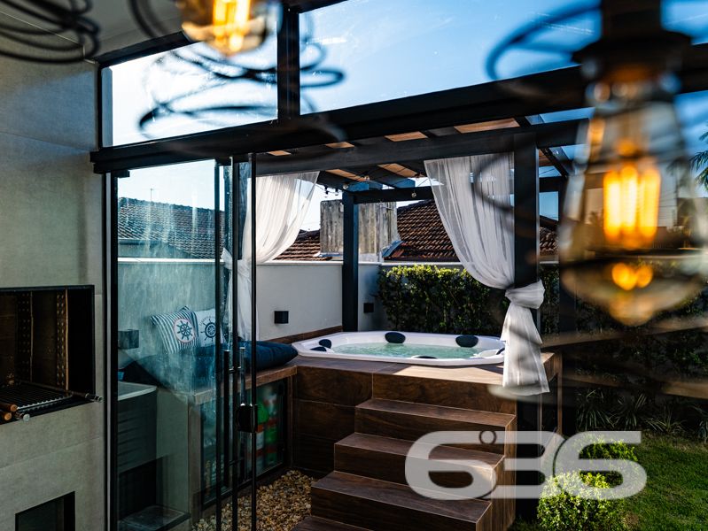 Impecável e completa: residência térrea geminada 100% mobiliada em Balneário Barra do Sul/SC

Esta é a oportunidade que você esperava para viver com conforto, segurança e estilo em um dos bairros mais tranquilos e acessíveis de Balneário Barra do Sul: a Costeira. Esta residência geminada, combina elegância moderna com praticidade, sendo entregue completamente mobiliada – do jeitinho que está nas fotos, no sistema porteira fechada.

Com 63,60m² de área e terreno plano de 150m², o imóvel foi projetado para proporcionar bem-estar em cada detalhe. A área social é integrada e funcional, com sala de estar e jantar em conceito aberto, acabamentos em gesso rebaixado com iluminação embutida, móveis planejados de alto padrão com garantia vitalícia e eletrodomésticos inclusos: geladeira, lava e seca, micro-ondas, TV, entre outros.

A cozinha é um verdadeiro destaque, com bancada em pedra, cooktop moderno, marcenaria inteligente e acabamento de alto nível. São dois dormitórios bem distribuídos e climatizados, um deles com closet. O banheiro segue a linha clean e sofisticada, com box em vidro temperado e revestimento moderno.

O imóvel conta ainda com edícula com churrasqueira, jardim frontal e nos fundos, área de serviço independente e uma charmosa banheira ofurô – ideal para seus momentos de relaxamento.

Diferenciais que fazem a diferença:
Sistema de segurança com alarme, câmeras e campainha com vídeo;
Garagem;
Imóvel murado e cercado, em rua calma;
Localização estratégica, próxima a escola, mercado e farmácia;
Permite animais e está pronto para morar. Basta entrar com as malas.

Este não é apenas um imóvel – é um lar completo, pensado para quem valoriza design, conforto e segurança em um só lugar.

Agende agora mesmo sua visita com a equipe da 636 Negócios Imobiliários. Com mais de 30 anos de experiência, oferecemos segurança jurídica, atendimento técnico e total suporte para que você faça um excelente negócio!
 
636 NEGÓCIOS IMOBILIÁRIOS: A SUA MELHOR ESCOLHA
Com mais de 30 anos de experiência, a 636 Negócios Imobiliários é sua parceira ideal para encontrar o imóvel perfeito. Estamos prontos para ajudá-lo a fazer deste imóvel o seu novo lar.
 
Telefone: (47) 3451-0636
WhatsApp: (47) 99190-0636
 
Não perca esta oportunidade única. Visite nosso site para mais informações: i636.com.br
