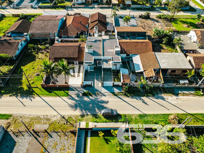 Impecável e completa: residência térrea geminada 100% mobiliada em Balneário Barra do Sul/SC

Esta é a oportunidade que você esperava para viver com conforto, segurança e estilo em um dos bairros mais tranquilos e acessíveis de Balneário Barra do Sul: a Costeira. Esta residência geminada, combina elegância moderna com praticidade, sendo entregue completamente mobiliada – do jeitinho que está nas fotos, no sistema porteira fechada.

Com 63,60m² de área e terreno plano de 150m², o imóvel foi projetado para proporcionar bem-estar em cada detalhe. A área social é integrada e funcional, com sala de estar e jantar em conceito aberto, acabamentos em gesso rebaixado com iluminação embutida, móveis planejados de alto padrão com garantia vitalícia e eletrodomésticos inclusos: geladeira, lava e seca, micro-ondas, TV, entre outros.

A cozinha é um verdadeiro destaque, com bancada em pedra, cooktop moderno, marcenaria inteligente e acabamento de alto nível. São dois dormitórios bem distribuídos e climatizados, um deles com closet. O banheiro segue a linha clean e sofisticada, com box em vidro temperado e revestimento moderno.

O imóvel conta ainda com edícula com churrasqueira, jardim frontal e nos fundos, área de serviço independente e uma charmosa banheira ofurô – ideal para seus momentos de relaxamento.

Diferenciais que fazem a diferença:
Sistema de segurança com alarme, câmeras e campainha com vídeo;
Garagem;
Imóvel murado e cercado, em rua calma;
Localização estratégica, próxima a escola, mercado e farmácia;
Permite animais e está pronto para morar. Basta entrar com as malas.

Este não é apenas um imóvel – é um lar completo, pensado para quem valoriza design, conforto e segurança em um só lugar.

Agende agora mesmo sua visita com a equipe da 636 Negócios Imobiliários. Com mais de 30 anos de experiência, oferecemos segurança jurídica, atendimento técnico e total suporte para que você faça um excelente negócio!
 
636 NEGÓCIOS IMOBILIÁRIOS: A SUA MELHOR ESCOLHA
Com mais de 30 anos de experiência, a 636 Negócios Imobiliários é sua parceira ideal para encontrar o imóvel perfeito. Estamos prontos para ajudá-lo a fazer deste imóvel o seu novo lar.
 
Telefone: (47) 3451-0636
WhatsApp: (47) 99190-0636
 
Não perca esta oportunidade única. Visite nosso site para mais informações: i636.com.br