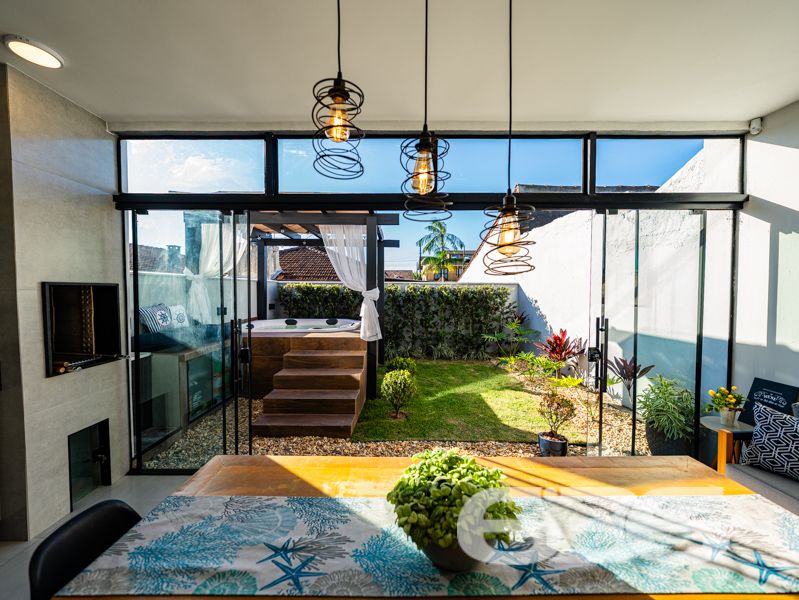 Impecável e completa: residência térrea geminada 100% mobiliada em Balneário Barra do Sul/SC

Esta é a oportunidade que você esperava para viver com conforto, segurança e estilo em um dos bairros mais tranquilos e acessíveis de Balneário Barra do Sul: a Costeira. Esta residência geminada, combina elegância moderna com praticidade, sendo entregue completamente mobiliada – do jeitinho que está nas fotos, no sistema porteira fechada.

Com 63,60m² de área e terreno plano de 150m², o imóvel foi projetado para proporcionar bem-estar em cada detalhe. A área social é integrada e funcional, com sala de estar e jantar em conceito aberto, acabamentos em gesso rebaixado com iluminação embutida, móveis planejados de alto padrão com garantia vitalícia e eletrodomésticos inclusos: geladeira, lava e seca, micro-ondas, TV, entre outros.

A cozinha é um verdadeiro destaque, com bancada em pedra, cooktop moderno, marcenaria inteligente e acabamento de alto nível. São dois dormitórios bem distribuídos e climatizados, um deles com closet. O banheiro segue a linha clean e sofisticada, com box em vidro temperado e revestimento moderno.

O imóvel conta ainda com edícula com churrasqueira, jardim frontal e nos fundos, área de serviço independente e uma charmosa banheira ofurô – ideal para seus momentos de relaxamento.

Diferenciais que fazem a diferença:
Sistema de segurança com alarme, câmeras e campainha com vídeo;
Garagem;
Imóvel murado e cercado, em rua calma;
Localização estratégica, próxima a escola, mercado e farmácia;
Permite animais e está pronto para morar. Basta entrar com as malas.

Este não é apenas um imóvel – é um lar completo, pensado para quem valoriza design, conforto e segurança em um só lugar.

Agende agora mesmo sua visita com a equipe da 636 Negócios Imobiliários. Com mais de 30 anos de experiência, oferecemos segurança jurídica, atendimento técnico e total suporte para que você faça um excelente negócio!
 
636 NEGÓCIOS IMOBILIÁRIOS: A SUA MELHOR ESCOLHA
Com mais de 30 anos de experiência, a 636 Negócios Imobiliários é sua parceira ideal para encontrar o imóvel perfeito. Estamos prontos para ajudá-lo a fazer deste imóvel o seu novo lar.
 
Telefone: (47) 3451-0636
WhatsApp: (47) 99190-0636
 
Não perca esta oportunidade única. Visite nosso site para mais informações: i636.com.br
