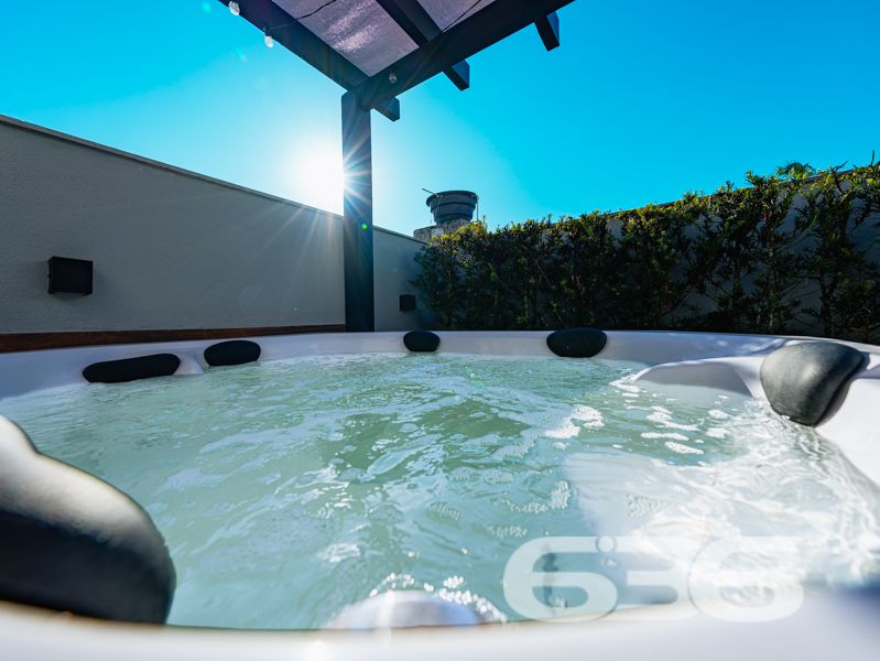 Impecável e completa: residência térrea geminada 100% mobiliada em Balneário Barra do Sul/SC

Esta é a oportunidade que você esperava para viver com conforto, segurança e estilo em um dos bairros mais tranquilos e acessíveis de Balneário Barra do Sul: a Costeira. Esta residência geminada, combina elegância moderna com praticidade, sendo entregue completamente mobiliada – do jeitinho que está nas fotos, no sistema porteira fechada.

Com 63,60m² de área e terreno plano de 150m², o imóvel foi projetado para proporcionar bem-estar em cada detalhe. A área social é integrada e funcional, com sala de estar e jantar em conceito aberto, acabamentos em gesso rebaixado com iluminação embutida, móveis planejados de alto padrão com garantia vitalícia e eletrodomésticos inclusos: geladeira, lava e seca, micro-ondas, TV, entre outros.

A cozinha é um verdadeiro destaque, com bancada em pedra, cooktop moderno, marcenaria inteligente e acabamento de alto nível. São dois dormitórios bem distribuídos e climatizados, um deles com closet. O banheiro segue a linha clean e sofisticada, com box em vidro temperado e revestimento moderno.

O imóvel conta ainda com edícula com churrasqueira, jardim frontal e nos fundos, área de serviço independente e uma charmosa banheira ofurô – ideal para seus momentos de relaxamento.

Diferenciais que fazem a diferença:
Sistema de segurança com alarme, câmeras e campainha com vídeo;
Garagem;
Imóvel murado e cercado, em rua calma;
Localização estratégica, próxima a escola, mercado e farmácia;
Permite animais e está pronto para morar. Basta entrar com as malas.

Este não é apenas um imóvel – é um lar completo, pensado para quem valoriza design, conforto e segurança em um só lugar.

Agende agora mesmo sua visita com a equipe da 636 Negócios Imobiliários. Com mais de 30 anos de experiência, oferecemos segurança jurídica, atendimento técnico e total suporte para que você faça um excelente negócio!
 
636 NEGÓCIOS IMOBILIÁRIOS: A SUA MELHOR ESCOLHA
Com mais de 30 anos de experiência, a 636 Negócios Imobiliários é sua parceira ideal para encontrar o imóvel perfeito. Estamos prontos para ajudá-lo a fazer deste imóvel o seu novo lar.
 
Telefone: (47) 3451-0636
WhatsApp: (47) 99190-0636
 
Não perca esta oportunidade única. Visite nosso site para mais informações: i636.com.br