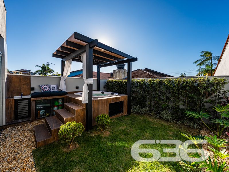 Impecável e completa: residência térrea geminada 100% mobiliada em Balneário Barra do Sul/SC

Esta é a oportunidade que você esperava para viver com conforto, segurança e estilo em um dos bairros mais tranquilos e acessíveis de Balneário Barra do Sul: a Costeira. Esta residência geminada, combina elegância moderna com praticidade, sendo entregue completamente mobiliada – do jeitinho que está nas fotos, no sistema porteira fechada.

Com 63,60m² de área e terreno plano de 150m², o imóvel foi projetado para proporcionar bem-estar em cada detalhe. A área social é integrada e funcional, com sala de estar e jantar em conceito aberto, acabamentos em gesso rebaixado com iluminação embutida, móveis planejados de alto padrão com garantia vitalícia e eletrodomésticos inclusos: geladeira, lava e seca, micro-ondas, TV, entre outros.

A cozinha é um verdadeiro destaque, com bancada em pedra, cooktop moderno, marcenaria inteligente e acabamento de alto nível. São dois dormitórios bem distribuídos e climatizados, um deles com closet. O banheiro segue a linha clean e sofisticada, com box em vidro temperado e revestimento moderno.

O imóvel conta ainda com edícula com churrasqueira, jardim frontal e nos fundos, área de serviço independente e uma charmosa banheira ofurô – ideal para seus momentos de relaxamento.

Diferenciais que fazem a diferença:
Sistema de segurança com alarme, câmeras e campainha com vídeo;
Garagem;
Imóvel murado e cercado, em rua calma;
Localização estratégica, próxima a escola, mercado e farmácia;
Permite animais e está pronto para morar. Basta entrar com as malas.

Este não é apenas um imóvel – é um lar completo, pensado para quem valoriza design, conforto e segurança em um só lugar.

Agende agora mesmo sua visita com a equipe da 636 Negócios Imobiliários. Com mais de 30 anos de experiência, oferecemos segurança jurídica, atendimento técnico e total suporte para que você faça um excelente negócio!
 
636 NEGÓCIOS IMOBILIÁRIOS: A SUA MELHOR ESCOLHA
Com mais de 30 anos de experiência, a 636 Negócios Imobiliários é sua parceira ideal para encontrar o imóvel perfeito. Estamos prontos para ajudá-lo a fazer deste imóvel o seu novo lar.
 
Telefone: (47) 3451-0636
WhatsApp: (47) 99190-0636
 
Não perca esta oportunidade única. Visite nosso site para mais informações: i636.com.br