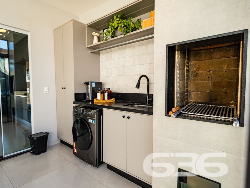 Impecável e completa: residência térrea geminada 100% mobiliada em Balneário Barra do Sul/SC

Esta é a oportunidade que você esperava para viver com conforto, segurança e estilo em um dos bairros mais tranquilos e acessíveis de Balneário Barra do Sul: a Costeira. Esta residência geminada, combina elegância moderna com praticidade, sendo entregue completamente mobiliada – do jeitinho que está nas fotos, no sistema porteira fechada.

Com 63,60m² de área e terreno plano de 150m², o imóvel foi projetado para proporcionar bem-estar em cada detalhe. A área social é integrada e funcional, com sala de estar e jantar em conceito aberto, acabamentos em gesso rebaixado com iluminação embutida, móveis planejados de alto padrão com garantia vitalícia e eletrodomésticos inclusos: geladeira, lava e seca, micro-ondas, TV, entre outros.

A cozinha é um verdadeiro destaque, com bancada em pedra, cooktop moderno, marcenaria inteligente e acabamento de alto nível. São dois dormitórios bem distribuídos e climatizados, um deles com closet. O banheiro segue a linha clean e sofisticada, com box em vidro temperado e revestimento moderno.

O imóvel conta ainda com edícula com churrasqueira, jardim frontal e nos fundos, área de serviço independente e uma charmosa banheira ofurô – ideal para seus momentos de relaxamento.

Diferenciais que fazem a diferença:
Sistema de segurança com alarme, câmeras e campainha com vídeo;
Garagem;
Imóvel murado e cercado, em rua calma;
Localização estratégica, próxima a escola, mercado e farmácia;
Permite animais e está pronto para morar. Basta entrar com as malas.

Este não é apenas um imóvel – é um lar completo, pensado para quem valoriza design, conforto e segurança em um só lugar.

Agende agora mesmo sua visita com a equipe da 636 Negócios Imobiliários. Com mais de 30 anos de experiência, oferecemos segurança jurídica, atendimento técnico e total suporte para que você faça um excelente negócio!
 
636 NEGÓCIOS IMOBILIÁRIOS: A SUA MELHOR ESCOLHA
Com mais de 30 anos de experiência, a 636 Negócios Imobiliários é sua parceira ideal para encontrar o imóvel perfeito. Estamos prontos para ajudá-lo a fazer deste imóvel o seu novo lar.
 
Telefone: (47) 3451-0636
WhatsApp: (47) 99190-0636
 
Não perca esta oportunidade única. Visite nosso site para mais informações: i636.com.br