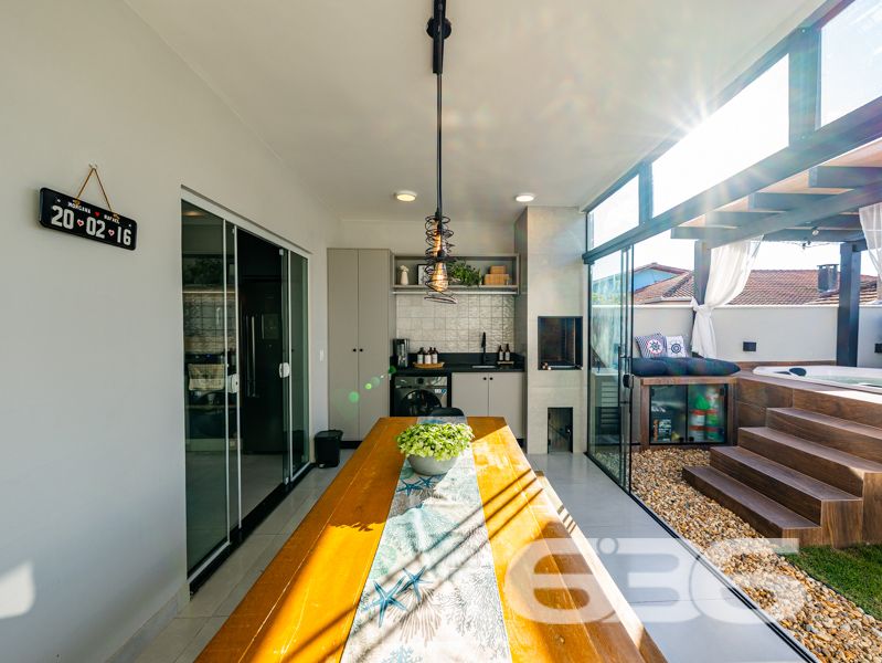 Impecável e completa: residência térrea geminada 100% mobiliada em Balneário Barra do Sul/SC

Esta é a oportunidade que você esperava para viver com conforto, segurança e estilo em um dos bairros mais tranquilos e acessíveis de Balneário Barra do Sul: a Costeira. Esta residência geminada, combina elegância moderna com praticidade, sendo entregue completamente mobiliada – do jeitinho que está nas fotos, no sistema porteira fechada.

Com 63,60m² de área e terreno plano de 150m², o imóvel foi projetado para proporcionar bem-estar em cada detalhe. A área social é integrada e funcional, com sala de estar e jantar em conceito aberto, acabamentos em gesso rebaixado com iluminação embutida, móveis planejados de alto padrão com garantia vitalícia e eletrodomésticos inclusos: geladeira, lava e seca, micro-ondas, TV, entre outros.

A cozinha é um verdadeiro destaque, com bancada em pedra, cooktop moderno, marcenaria inteligente e acabamento de alto nível. São dois dormitórios bem distribuídos e climatizados, um deles com closet. O banheiro segue a linha clean e sofisticada, com box em vidro temperado e revestimento moderno.

O imóvel conta ainda com edícula com churrasqueira, jardim frontal e nos fundos, área de serviço independente e uma charmosa banheira ofurô – ideal para seus momentos de relaxamento.

Diferenciais que fazem a diferença:
Sistema de segurança com alarme, câmeras e campainha com vídeo;
Garagem;
Imóvel murado e cercado, em rua calma;
Localização estratégica, próxima a escola, mercado e farmácia;
Permite animais e está pronto para morar. Basta entrar com as malas.

Este não é apenas um imóvel – é um lar completo, pensado para quem valoriza design, conforto e segurança em um só lugar.

Agende agora mesmo sua visita com a equipe da 636 Negócios Imobiliários. Com mais de 30 anos de experiência, oferecemos segurança jurídica, atendimento técnico e total suporte para que você faça um excelente negócio!
 
636 NEGÓCIOS IMOBILIÁRIOS: A SUA MELHOR ESCOLHA
Com mais de 30 anos de experiência, a 636 Negócios Imobiliários é sua parceira ideal para encontrar o imóvel perfeito. Estamos prontos para ajudá-lo a fazer deste imóvel o seu novo lar.
 
Telefone: (47) 3451-0636
WhatsApp: (47) 99190-0636
 
Não perca esta oportunidade única. Visite nosso site para mais informações: i636.com.br