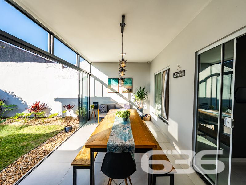 Impecável e completa: residência térrea geminada 100% mobiliada em Balneário Barra do Sul/SC

Esta é a oportunidade que você esperava para viver com conforto, segurança e estilo em um dos bairros mais tranquilos e acessíveis de Balneário Barra do Sul: a Costeira. Esta residência geminada, combina elegância moderna com praticidade, sendo entregue completamente mobiliada – do jeitinho que está nas fotos, no sistema porteira fechada.

Com 63,60m² de área e terreno plano de 150m², o imóvel foi projetado para proporcionar bem-estar em cada detalhe. A área social é integrada e funcional, com sala de estar e jantar em conceito aberto, acabamentos em gesso rebaixado com iluminação embutida, móveis planejados de alto padrão com garantia vitalícia e eletrodomésticos inclusos: geladeira, lava e seca, micro-ondas, TV, entre outros.

A cozinha é um verdadeiro destaque, com bancada em pedra, cooktop moderno, marcenaria inteligente e acabamento de alto nível. São dois dormitórios bem distribuídos e climatizados, um deles com closet. O banheiro segue a linha clean e sofisticada, com box em vidro temperado e revestimento moderno.

O imóvel conta ainda com edícula com churrasqueira, jardim frontal e nos fundos, área de serviço independente e uma charmosa banheira ofurô – ideal para seus momentos de relaxamento.

Diferenciais que fazem a diferença:
Sistema de segurança com alarme, câmeras e campainha com vídeo;
Garagem;
Imóvel murado e cercado, em rua calma;
Localização estratégica, próxima a escola, mercado e farmácia;
Permite animais e está pronto para morar. Basta entrar com as malas.

Este não é apenas um imóvel – é um lar completo, pensado para quem valoriza design, conforto e segurança em um só lugar.

Agende agora mesmo sua visita com a equipe da 636 Negócios Imobiliários. Com mais de 30 anos de experiência, oferecemos segurança jurídica, atendimento técnico e total suporte para que você faça um excelente negócio!
 
636 NEGÓCIOS IMOBILIÁRIOS: A SUA MELHOR ESCOLHA
Com mais de 30 anos de experiência, a 636 Negócios Imobiliários é sua parceira ideal para encontrar o imóvel perfeito. Estamos prontos para ajudá-lo a fazer deste imóvel o seu novo lar.
 
Telefone: (47) 3451-0636
WhatsApp: (47) 99190-0636
 
Não perca esta oportunidade única. Visite nosso site para mais informações: i636.com.br