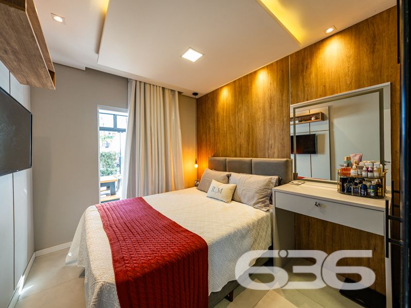 Impecável e completa: residência térrea geminada 100% mobiliada em Balneário Barra do Sul/SC

Esta é a oportunidade que você esperava para viver com conforto, segurança e estilo em um dos bairros mais tranquilos e acessíveis de Balneário Barra do Sul: a Costeira. Esta residência geminada, combina elegância moderna com praticidade, sendo entregue completamente mobiliada – do jeitinho que está nas fotos, no sistema porteira fechada.

Com 63,60m² de área e terreno plano de 150m², o imóvel foi projetado para proporcionar bem-estar em cada detalhe. A área social é integrada e funcional, com sala de estar e jantar em conceito aberto, acabamentos em gesso rebaixado com iluminação embutida, móveis planejados de alto padrão com garantia vitalícia e eletrodomésticos inclusos: geladeira, lava e seca, micro-ondas, TV, entre outros.

A cozinha é um verdadeiro destaque, com bancada em pedra, cooktop moderno, marcenaria inteligente e acabamento de alto nível. São dois dormitórios bem distribuídos e climatizados, um deles com closet. O banheiro segue a linha clean e sofisticada, com box em vidro temperado e revestimento moderno.

O imóvel conta ainda com edícula com churrasqueira, jardim frontal e nos fundos, área de serviço independente e uma charmosa banheira ofurô – ideal para seus momentos de relaxamento.

Diferenciais que fazem a diferença:
Sistema de segurança com alarme, câmeras e campainha com vídeo;
Garagem;
Imóvel murado e cercado, em rua calma;
Localização estratégica, próxima a escola, mercado e farmácia;
Permite animais e está pronto para morar. Basta entrar com as malas.

Este não é apenas um imóvel – é um lar completo, pensado para quem valoriza design, conforto e segurança em um só lugar.

Agende agora mesmo sua visita com a equipe da 636 Negócios Imobiliários. Com mais de 30 anos de experiência, oferecemos segurança jurídica, atendimento técnico e total suporte para que você faça um excelente negócio!
 
636 NEGÓCIOS IMOBILIÁRIOS: A SUA MELHOR ESCOLHA
Com mais de 30 anos de experiência, a 636 Negócios Imobiliários é sua parceira ideal para encontrar o imóvel perfeito. Estamos prontos para ajudá-lo a fazer deste imóvel o seu novo lar.
 
Telefone: (47) 3451-0636
WhatsApp: (47) 99190-0636
 
Não perca esta oportunidade única. Visite nosso site para mais informações: i636.com.br