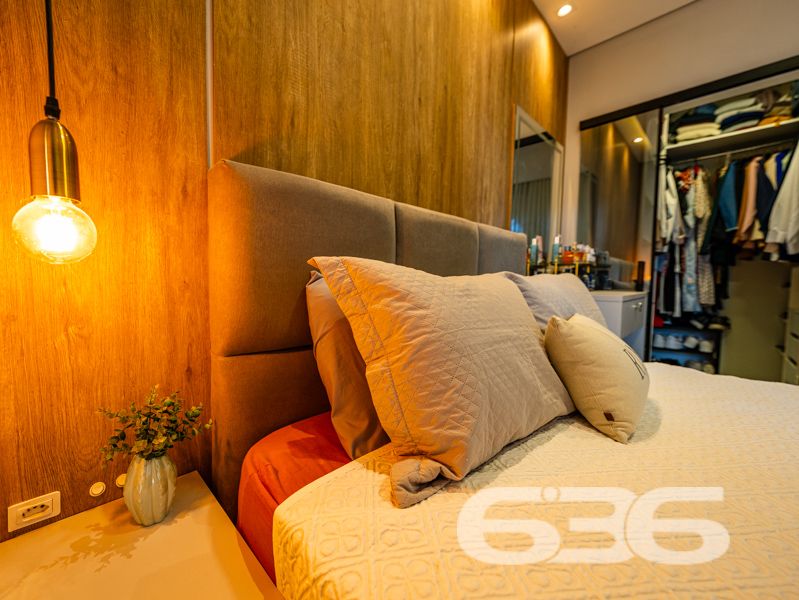Impecável e completa: residência térrea geminada 100% mobiliada em Balneário Barra do Sul/SC

Esta é a oportunidade que você esperava para viver com conforto, segurança e estilo em um dos bairros mais tranquilos e acessíveis de Balneário Barra do Sul: a Costeira. Esta residência geminada, combina elegância moderna com praticidade, sendo entregue completamente mobiliada – do jeitinho que está nas fotos, no sistema porteira fechada.

Com 63,60m² de área e terreno plano de 150m², o imóvel foi projetado para proporcionar bem-estar em cada detalhe. A área social é integrada e funcional, com sala de estar e jantar em conceito aberto, acabamentos em gesso rebaixado com iluminação embutida, móveis planejados de alto padrão com garantia vitalícia e eletrodomésticos inclusos: geladeira, lava e seca, micro-ondas, TV, entre outros.

A cozinha é um verdadeiro destaque, com bancada em pedra, cooktop moderno, marcenaria inteligente e acabamento de alto nível. São dois dormitórios bem distribuídos e climatizados, um deles com closet. O banheiro segue a linha clean e sofisticada, com box em vidro temperado e revestimento moderno.

O imóvel conta ainda com edícula com churrasqueira, jardim frontal e nos fundos, área de serviço independente e uma charmosa banheira ofurô – ideal para seus momentos de relaxamento.

Diferenciais que fazem a diferença:
Sistema de segurança com alarme, câmeras e campainha com vídeo;
Garagem;
Imóvel murado e cercado, em rua calma;
Localização estratégica, próxima a escola, mercado e farmácia;
Permite animais e está pronto para morar. Basta entrar com as malas.

Este não é apenas um imóvel – é um lar completo, pensado para quem valoriza design, conforto e segurança em um só lugar.

Agende agora mesmo sua visita com a equipe da 636 Negócios Imobiliários. Com mais de 30 anos de experiência, oferecemos segurança jurídica, atendimento técnico e total suporte para que você faça um excelente negócio!
 
636 NEGÓCIOS IMOBILIÁRIOS: A SUA MELHOR ESCOLHA
Com mais de 30 anos de experiência, a 636 Negócios Imobiliários é sua parceira ideal para encontrar o imóvel perfeito. Estamos prontos para ajudá-lo a fazer deste imóvel o seu novo lar.
 
Telefone: (47) 3451-0636
WhatsApp: (47) 99190-0636
 
Não perca esta oportunidade única. Visite nosso site para mais informações: i636.com.br
