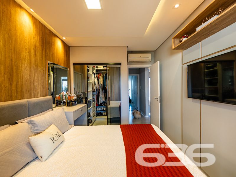 Impecável e completa: residência térrea geminada 100% mobiliada em Balneário Barra do Sul/SC

Esta é a oportunidade que você esperava para viver com conforto, segurança e estilo em um dos bairros mais tranquilos e acessíveis de Balneário Barra do Sul: a Costeira. Esta residência geminada, combina elegância moderna com praticidade, sendo entregue completamente mobiliada – do jeitinho que está nas fotos, no sistema porteira fechada.

Com 63,60m² de área e terreno plano de 150m², o imóvel foi projetado para proporcionar bem-estar em cada detalhe. A área social é integrada e funcional, com sala de estar e jantar em conceito aberto, acabamentos em gesso rebaixado com iluminação embutida, móveis planejados de alto padrão com garantia vitalícia e eletrodomésticos inclusos: geladeira, lava e seca, micro-ondas, TV, entre outros.

A cozinha é um verdadeiro destaque, com bancada em pedra, cooktop moderno, marcenaria inteligente e acabamento de alto nível. São dois dormitórios bem distribuídos e climatizados, um deles com closet. O banheiro segue a linha clean e sofisticada, com box em vidro temperado e revestimento moderno.

O imóvel conta ainda com edícula com churrasqueira, jardim frontal e nos fundos, área de serviço independente e uma charmosa banheira ofurô – ideal para seus momentos de relaxamento.

Diferenciais que fazem a diferença:
Sistema de segurança com alarme, câmeras e campainha com vídeo;
Garagem;
Imóvel murado e cercado, em rua calma;
Localização estratégica, próxima a escola, mercado e farmácia;
Permite animais e está pronto para morar. Basta entrar com as malas.

Este não é apenas um imóvel – é um lar completo, pensado para quem valoriza design, conforto e segurança em um só lugar.

Agende agora mesmo sua visita com a equipe da 636 Negócios Imobiliários. Com mais de 30 anos de experiência, oferecemos segurança jurídica, atendimento técnico e total suporte para que você faça um excelente negócio!
 
636 NEGÓCIOS IMOBILIÁRIOS: A SUA MELHOR ESCOLHA
Com mais de 30 anos de experiência, a 636 Negócios Imobiliários é sua parceira ideal para encontrar o imóvel perfeito. Estamos prontos para ajudá-lo a fazer deste imóvel o seu novo lar.
 
Telefone: (47) 3451-0636
WhatsApp: (47) 99190-0636
 
Não perca esta oportunidade única. Visite nosso site para mais informações: i636.com.br