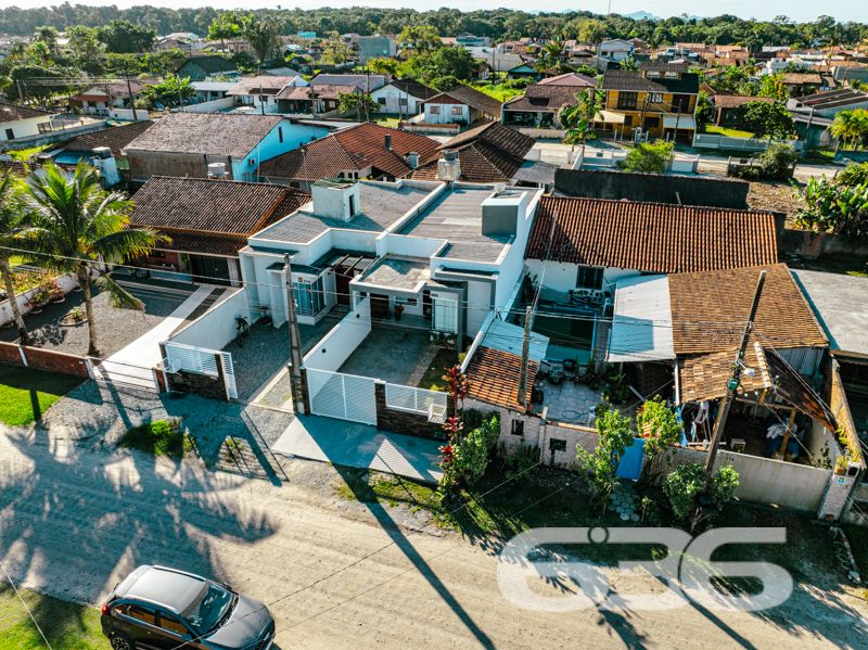 Impecável e completa: residência térrea geminada 100% mobiliada em Balneário Barra do Sul/SC

Esta é a oportunidade que você esperava para viver com conforto, segurança e estilo em um dos bairros mais tranquilos e acessíveis de Balneário Barra do Sul: a Costeira. Esta residência geminada, combina elegância moderna com praticidade, sendo entregue completamente mobiliada – do jeitinho que está nas fotos, no sistema porteira fechada.

Com 63,60m² de área e terreno plano de 150m², o imóvel foi projetado para proporcionar bem-estar em cada detalhe. A área social é integrada e funcional, com sala de estar e jantar em conceito aberto, acabamentos em gesso rebaixado com iluminação embutida, móveis planejados de alto padrão com garantia vitalícia e eletrodomésticos inclusos: geladeira, lava e seca, micro-ondas, TV, entre outros.

A cozinha é um verdadeiro destaque, com bancada em pedra, cooktop moderno, marcenaria inteligente e acabamento de alto nível. São dois dormitórios bem distribuídos e climatizados, um deles com closet. O banheiro segue a linha clean e sofisticada, com box em vidro temperado e revestimento moderno.

O imóvel conta ainda com edícula com churrasqueira, jardim frontal e nos fundos, área de serviço independente e uma charmosa banheira ofurô – ideal para seus momentos de relaxamento.

Diferenciais que fazem a diferença:
Sistema de segurança com alarme, câmeras e campainha com vídeo;
Garagem;
Imóvel murado e cercado, em rua calma;
Localização estratégica, próxima a escola, mercado e farmácia;
Permite animais e está pronto para morar. Basta entrar com as malas.

Este não é apenas um imóvel – é um lar completo, pensado para quem valoriza design, conforto e segurança em um só lugar.

Agende agora mesmo sua visita com a equipe da 636 Negócios Imobiliários. Com mais de 30 anos de experiência, oferecemos segurança jurídica, atendimento técnico e total suporte para que você faça um excelente negócio!
 
636 NEGÓCIOS IMOBILIÁRIOS: A SUA MELHOR ESCOLHA
Com mais de 30 anos de experiência, a 636 Negócios Imobiliários é sua parceira ideal para encontrar o imóvel perfeito. Estamos prontos para ajudá-lo a fazer deste imóvel o seu novo lar.
 
Telefone: (47) 3451-0636
WhatsApp: (47) 99190-0636
 
Não perca esta oportunidade única. Visite nosso site para mais informações: i636.com.br