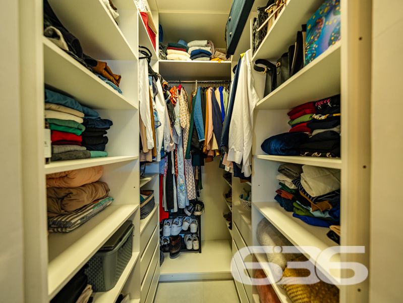 Impecável e completa: residência térrea geminada 100% mobiliada em Balneário Barra do Sul/SC

Esta é a oportunidade que você esperava para viver com conforto, segurança e estilo em um dos bairros mais tranquilos e acessíveis de Balneário Barra do Sul: a Costeira. Esta residência geminada, combina elegância moderna com praticidade, sendo entregue completamente mobiliada – do jeitinho que está nas fotos, no sistema porteira fechada.

Com 63,60m² de área e terreno plano de 150m², o imóvel foi projetado para proporcionar bem-estar em cada detalhe. A área social é integrada e funcional, com sala de estar e jantar em conceito aberto, acabamentos em gesso rebaixado com iluminação embutida, móveis planejados de alto padrão com garantia vitalícia e eletrodomésticos inclusos: geladeira, lava e seca, micro-ondas, TV, entre outros.

A cozinha é um verdadeiro destaque, com bancada em pedra, cooktop moderno, marcenaria inteligente e acabamento de alto nível. São dois dormitórios bem distribuídos e climatizados, um deles com closet. O banheiro segue a linha clean e sofisticada, com box em vidro temperado e revestimento moderno.

O imóvel conta ainda com edícula com churrasqueira, jardim frontal e nos fundos, área de serviço independente e uma charmosa banheira ofurô – ideal para seus momentos de relaxamento.

Diferenciais que fazem a diferença:
Sistema de segurança com alarme, câmeras e campainha com vídeo;
Garagem;
Imóvel murado e cercado, em rua calma;
Localização estratégica, próxima a escola, mercado e farmácia;
Permite animais e está pronto para morar. Basta entrar com as malas.

Este não é apenas um imóvel – é um lar completo, pensado para quem valoriza design, conforto e segurança em um só lugar.

Agende agora mesmo sua visita com a equipe da 636 Negócios Imobiliários. Com mais de 30 anos de experiência, oferecemos segurança jurídica, atendimento técnico e total suporte para que você faça um excelente negócio!
 
636 NEGÓCIOS IMOBILIÁRIOS: A SUA MELHOR ESCOLHA
Com mais de 30 anos de experiência, a 636 Negócios Imobiliários é sua parceira ideal para encontrar o imóvel perfeito. Estamos prontos para ajudá-lo a fazer deste imóvel o seu novo lar.
 
Telefone: (47) 3451-0636
WhatsApp: (47) 99190-0636
 
Não perca esta oportunidade única. Visite nosso site para mais informações: i636.com.br