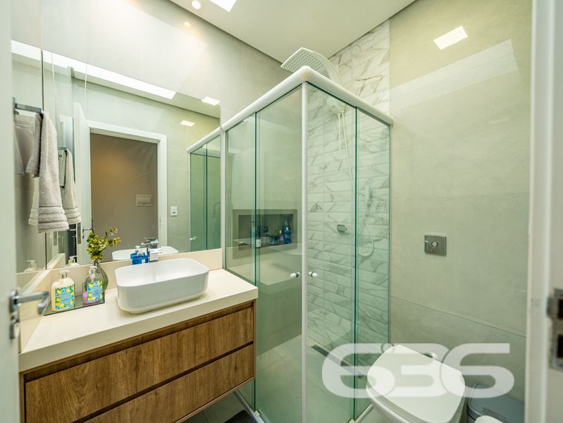 Impecável e completa: residência térrea geminada 100% mobiliada em Balneário Barra do Sul/SC

Esta é a oportunidade que você esperava para viver com conforto, segurança e estilo em um dos bairros mais tranquilos e acessíveis de Balneário Barra do Sul: a Costeira. Esta residência geminada, combina elegância moderna com praticidade, sendo entregue completamente mobiliada – do jeitinho que está nas fotos, no sistema porteira fechada.

Com 63,60m² de área e terreno plano de 150m², o imóvel foi projetado para proporcionar bem-estar em cada detalhe. A área social é integrada e funcional, com sala de estar e jantar em conceito aberto, acabamentos em gesso rebaixado com iluminação embutida, móveis planejados de alto padrão com garantia vitalícia e eletrodomésticos inclusos: geladeira, lava e seca, micro-ondas, TV, entre outros.

A cozinha é um verdadeiro destaque, com bancada em pedra, cooktop moderno, marcenaria inteligente e acabamento de alto nível. São dois dormitórios bem distribuídos e climatizados, um deles com closet. O banheiro segue a linha clean e sofisticada, com box em vidro temperado e revestimento moderno.

O imóvel conta ainda com edícula com churrasqueira, jardim frontal e nos fundos, área de serviço independente e uma charmosa banheira ofurô – ideal para seus momentos de relaxamento.

Diferenciais que fazem a diferença:
Sistema de segurança com alarme, câmeras e campainha com vídeo;
Garagem;
Imóvel murado e cercado, em rua calma;
Localização estratégica, próxima a escola, mercado e farmácia;
Permite animais e está pronto para morar. Basta entrar com as malas.

Este não é apenas um imóvel – é um lar completo, pensado para quem valoriza design, conforto e segurança em um só lugar.

Agende agora mesmo sua visita com a equipe da 636 Negócios Imobiliários. Com mais de 30 anos de experiência, oferecemos segurança jurídica, atendimento técnico e total suporte para que você faça um excelente negócio!
 
636 NEGÓCIOS IMOBILIÁRIOS: A SUA MELHOR ESCOLHA
Com mais de 30 anos de experiência, a 636 Negócios Imobiliários é sua parceira ideal para encontrar o imóvel perfeito. Estamos prontos para ajudá-lo a fazer deste imóvel o seu novo lar.
 
Telefone: (47) 3451-0636
WhatsApp: (47) 99190-0636
 
Não perca esta oportunidade única. Visite nosso site para mais informações: i636.com.br