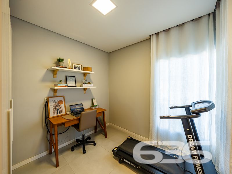 Impecável e completa: residência térrea geminada 100% mobiliada em Balneário Barra do Sul/SC

Esta é a oportunidade que você esperava para viver com conforto, segurança e estilo em um dos bairros mais tranquilos e acessíveis de Balneário Barra do Sul: a Costeira. Esta residência geminada, combina elegância moderna com praticidade, sendo entregue completamente mobiliada – do jeitinho que está nas fotos, no sistema porteira fechada.

Com 63,60m² de área e terreno plano de 150m², o imóvel foi projetado para proporcionar bem-estar em cada detalhe. A área social é integrada e funcional, com sala de estar e jantar em conceito aberto, acabamentos em gesso rebaixado com iluminação embutida, móveis planejados de alto padrão com garantia vitalícia e eletrodomésticos inclusos: geladeira, lava e seca, micro-ondas, TV, entre outros.

A cozinha é um verdadeiro destaque, com bancada em pedra, cooktop moderno, marcenaria inteligente e acabamento de alto nível. São dois dormitórios bem distribuídos e climatizados, um deles com closet. O banheiro segue a linha clean e sofisticada, com box em vidro temperado e revestimento moderno.

O imóvel conta ainda com edícula com churrasqueira, jardim frontal e nos fundos, área de serviço independente e uma charmosa banheira ofurô – ideal para seus momentos de relaxamento.

Diferenciais que fazem a diferença:
Sistema de segurança com alarme, câmeras e campainha com vídeo;
Garagem;
Imóvel murado e cercado, em rua calma;
Localização estratégica, próxima a escola, mercado e farmácia;
Permite animais e está pronto para morar. Basta entrar com as malas.

Este não é apenas um imóvel – é um lar completo, pensado para quem valoriza design, conforto e segurança em um só lugar.

Agende agora mesmo sua visita com a equipe da 636 Negócios Imobiliários. Com mais de 30 anos de experiência, oferecemos segurança jurídica, atendimento técnico e total suporte para que você faça um excelente negócio!
 
636 NEGÓCIOS IMOBILIÁRIOS: A SUA MELHOR ESCOLHA
Com mais de 30 anos de experiência, a 636 Negócios Imobiliários é sua parceira ideal para encontrar o imóvel perfeito. Estamos prontos para ajudá-lo a fazer deste imóvel o seu novo lar.
 
Telefone: (47) 3451-0636
WhatsApp: (47) 99190-0636
 
Não perca esta oportunidade única. Visite nosso site para mais informações: i636.com.br