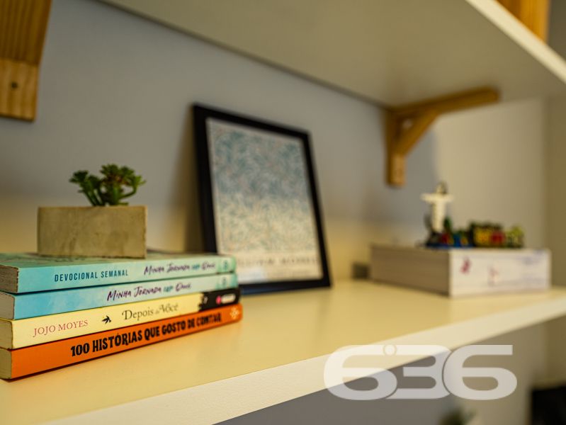 Impecável e completa: residência térrea geminada 100% mobiliada em Balneário Barra do Sul/SC

Esta é a oportunidade que você esperava para viver com conforto, segurança e estilo em um dos bairros mais tranquilos e acessíveis de Balneário Barra do Sul: a Costeira. Esta residência geminada, combina elegância moderna com praticidade, sendo entregue completamente mobiliada – do jeitinho que está nas fotos, no sistema porteira fechada.

Com 63,60m² de área e terreno plano de 150m², o imóvel foi projetado para proporcionar bem-estar em cada detalhe. A área social é integrada e funcional, com sala de estar e jantar em conceito aberto, acabamentos em gesso rebaixado com iluminação embutida, móveis planejados de alto padrão com garantia vitalícia e eletrodomésticos inclusos: geladeira, lava e seca, micro-ondas, TV, entre outros.

A cozinha é um verdadeiro destaque, com bancada em pedra, cooktop moderno, marcenaria inteligente e acabamento de alto nível. São dois dormitórios bem distribuídos e climatizados, um deles com closet. O banheiro segue a linha clean e sofisticada, com box em vidro temperado e revestimento moderno.

O imóvel conta ainda com edícula com churrasqueira, jardim frontal e nos fundos, área de serviço independente e uma charmosa banheira ofurô – ideal para seus momentos de relaxamento.

Diferenciais que fazem a diferença:
Sistema de segurança com alarme, câmeras e campainha com vídeo;
Garagem;
Imóvel murado e cercado, em rua calma;
Localização estratégica, próxima a escola, mercado e farmácia;
Permite animais e está pronto para morar. Basta entrar com as malas.

Este não é apenas um imóvel – é um lar completo, pensado para quem valoriza design, conforto e segurança em um só lugar.

Agende agora mesmo sua visita com a equipe da 636 Negócios Imobiliários. Com mais de 30 anos de experiência, oferecemos segurança jurídica, atendimento técnico e total suporte para que você faça um excelente negócio!
 
636 NEGÓCIOS IMOBILIÁRIOS: A SUA MELHOR ESCOLHA
Com mais de 30 anos de experiência, a 636 Negócios Imobiliários é sua parceira ideal para encontrar o imóvel perfeito. Estamos prontos para ajudá-lo a fazer deste imóvel o seu novo lar.
 
Telefone: (47) 3451-0636
WhatsApp: (47) 99190-0636
 
Não perca esta oportunidade única. Visite nosso site para mais informações: i636.com.br