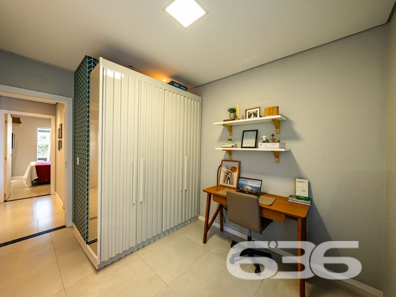 Impecável e completa: residência térrea geminada 100% mobiliada em Balneário Barra do Sul/SC

Esta é a oportunidade que você esperava para viver com conforto, segurança e estilo em um dos bairros mais tranquilos e acessíveis de Balneário Barra do Sul: a Costeira. Esta residência geminada, combina elegância moderna com praticidade, sendo entregue completamente mobiliada – do jeitinho que está nas fotos, no sistema porteira fechada.

Com 63,60m² de área e terreno plano de 150m², o imóvel foi projetado para proporcionar bem-estar em cada detalhe. A área social é integrada e funcional, com sala de estar e jantar em conceito aberto, acabamentos em gesso rebaixado com iluminação embutida, móveis planejados de alto padrão com garantia vitalícia e eletrodomésticos inclusos: geladeira, lava e seca, micro-ondas, TV, entre outros.

A cozinha é um verdadeiro destaque, com bancada em pedra, cooktop moderno, marcenaria inteligente e acabamento de alto nível. São dois dormitórios bem distribuídos e climatizados, um deles com closet. O banheiro segue a linha clean e sofisticada, com box em vidro temperado e revestimento moderno.

O imóvel conta ainda com edícula com churrasqueira, jardim frontal e nos fundos, área de serviço independente e uma charmosa banheira ofurô – ideal para seus momentos de relaxamento.

Diferenciais que fazem a diferença:
Sistema de segurança com alarme, câmeras e campainha com vídeo;
Garagem;
Imóvel murado e cercado, em rua calma;
Localização estratégica, próxima a escola, mercado e farmácia;
Permite animais e está pronto para morar. Basta entrar com as malas.

Este não é apenas um imóvel – é um lar completo, pensado para quem valoriza design, conforto e segurança em um só lugar.

Agende agora mesmo sua visita com a equipe da 636 Negócios Imobiliários. Com mais de 30 anos de experiência, oferecemos segurança jurídica, atendimento técnico e total suporte para que você faça um excelente negócio!
 
636 NEGÓCIOS IMOBILIÁRIOS: A SUA MELHOR ESCOLHA
Com mais de 30 anos de experiência, a 636 Negócios Imobiliários é sua parceira ideal para encontrar o imóvel perfeito. Estamos prontos para ajudá-lo a fazer deste imóvel o seu novo lar.
 
Telefone: (47) 3451-0636
WhatsApp: (47) 99190-0636
 
Não perca esta oportunidade única. Visite nosso site para mais informações: i636.com.br