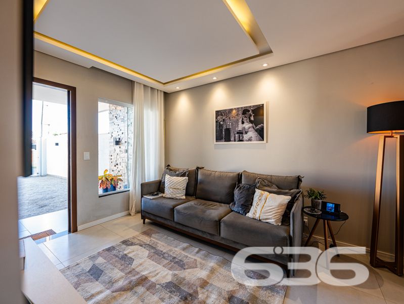 Impecável e completa: residência térrea geminada 100% mobiliada em Balneário Barra do Sul/SC

Esta é a oportunidade que você esperava para viver com conforto, segurança e estilo em um dos bairros mais tranquilos e acessíveis de Balneário Barra do Sul: a Costeira. Esta residência geminada, combina elegância moderna com praticidade, sendo entregue completamente mobiliada – do jeitinho que está nas fotos, no sistema porteira fechada.

Com 63,60m² de área e terreno plano de 150m², o imóvel foi projetado para proporcionar bem-estar em cada detalhe. A área social é integrada e funcional, com sala de estar e jantar em conceito aberto, acabamentos em gesso rebaixado com iluminação embutida, móveis planejados de alto padrão com garantia vitalícia e eletrodomésticos inclusos: geladeira, lava e seca, micro-ondas, TV, entre outros.

A cozinha é um verdadeiro destaque, com bancada em pedra, cooktop moderno, marcenaria inteligente e acabamento de alto nível. São dois dormitórios bem distribuídos e climatizados, um deles com closet. O banheiro segue a linha clean e sofisticada, com box em vidro temperado e revestimento moderno.

O imóvel conta ainda com edícula com churrasqueira, jardim frontal e nos fundos, área de serviço independente e uma charmosa banheira ofurô – ideal para seus momentos de relaxamento.

Diferenciais que fazem a diferença:
Sistema de segurança com alarme, câmeras e campainha com vídeo;
Garagem;
Imóvel murado e cercado, em rua calma;
Localização estratégica, próxima a escola, mercado e farmácia;
Permite animais e está pronto para morar. Basta entrar com as malas.

Este não é apenas um imóvel – é um lar completo, pensado para quem valoriza design, conforto e segurança em um só lugar.

Agende agora mesmo sua visita com a equipe da 636 Negócios Imobiliários. Com mais de 30 anos de experiência, oferecemos segurança jurídica, atendimento técnico e total suporte para que você faça um excelente negócio!
 
636 NEGÓCIOS IMOBILIÁRIOS: A SUA MELHOR ESCOLHA
Com mais de 30 anos de experiência, a 636 Negócios Imobiliários é sua parceira ideal para encontrar o imóvel perfeito. Estamos prontos para ajudá-lo a fazer deste imóvel o seu novo lar.
 
Telefone: (47) 3451-0636
WhatsApp: (47) 99190-0636
 
Não perca esta oportunidade única. Visite nosso site para mais informações: i636.com.br
