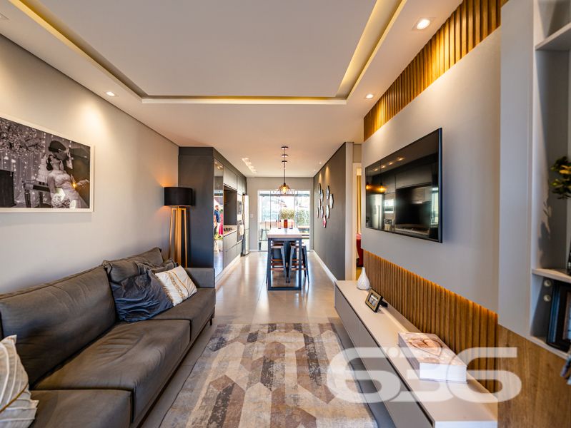 Impecável e completa: residência térrea geminada 100% mobiliada em Balneário Barra do Sul/SC

Esta é a oportunidade que você esperava para viver com conforto, segurança e estilo em um dos bairros mais tranquilos e acessíveis de Balneário Barra do Sul: a Costeira. Esta residência geminada, combina elegância moderna com praticidade, sendo entregue completamente mobiliada – do jeitinho que está nas fotos, no sistema porteira fechada.

Com 63,60m² de área e terreno plano de 150m², o imóvel foi projetado para proporcionar bem-estar em cada detalhe. A área social é integrada e funcional, com sala de estar e jantar em conceito aberto, acabamentos em gesso rebaixado com iluminação embutida, móveis planejados de alto padrão com garantia vitalícia e eletrodomésticos inclusos: geladeira, lava e seca, micro-ondas, TV, entre outros.

A cozinha é um verdadeiro destaque, com bancada em pedra, cooktop moderno, marcenaria inteligente e acabamento de alto nível. São dois dormitórios bem distribuídos e climatizados, um deles com closet. O banheiro segue a linha clean e sofisticada, com box em vidro temperado e revestimento moderno.

O imóvel conta ainda com edícula com churrasqueira, jardim frontal e nos fundos, área de serviço independente e uma charmosa banheira ofurô – ideal para seus momentos de relaxamento.

Diferenciais que fazem a diferença:
Sistema de segurança com alarme, câmeras e campainha com vídeo;
Garagem;
Imóvel murado e cercado, em rua calma;
Localização estratégica, próxima a escola, mercado e farmácia;
Permite animais e está pronto para morar. Basta entrar com as malas.

Este não é apenas um imóvel – é um lar completo, pensado para quem valoriza design, conforto e segurança em um só lugar.

Agende agora mesmo sua visita com a equipe da 636 Negócios Imobiliários. Com mais de 30 anos de experiência, oferecemos segurança jurídica, atendimento técnico e total suporte para que você faça um excelente negócio!
 
636 NEGÓCIOS IMOBILIÁRIOS: A SUA MELHOR ESCOLHA
Com mais de 30 anos de experiência, a 636 Negócios Imobiliários é sua parceira ideal para encontrar o imóvel perfeito. Estamos prontos para ajudá-lo a fazer deste imóvel o seu novo lar.
 
Telefone: (47) 3451-0636
WhatsApp: (47) 99190-0636
 
Não perca esta oportunidade única. Visite nosso site para mais informações: i636.com.br