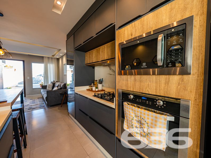 Impecável e completa: residência térrea geminada 100% mobiliada em Balneário Barra do Sul/SC

Esta é a oportunidade que você esperava para viver com conforto, segurança e estilo em um dos bairros mais tranquilos e acessíveis de Balneário Barra do Sul: a Costeira. Esta residência geminada, combina elegância moderna com praticidade, sendo entregue completamente mobiliada – do jeitinho que está nas fotos, no sistema porteira fechada.

Com 63,60m² de área e terreno plano de 150m², o imóvel foi projetado para proporcionar bem-estar em cada detalhe. A área social é integrada e funcional, com sala de estar e jantar em conceito aberto, acabamentos em gesso rebaixado com iluminação embutida, móveis planejados de alto padrão com garantia vitalícia e eletrodomésticos inclusos: geladeira, lava e seca, micro-ondas, TV, entre outros.

A cozinha é um verdadeiro destaque, com bancada em pedra, cooktop moderno, marcenaria inteligente e acabamento de alto nível. São dois dormitórios bem distribuídos e climatizados, um deles com closet. O banheiro segue a linha clean e sofisticada, com box em vidro temperado e revestimento moderno.

O imóvel conta ainda com edícula com churrasqueira, jardim frontal e nos fundos, área de serviço independente e uma charmosa banheira ofurô – ideal para seus momentos de relaxamento.

Diferenciais que fazem a diferença:
Sistema de segurança com alarme, câmeras e campainha com vídeo;
Garagem;
Imóvel murado e cercado, em rua calma;
Localização estratégica, próxima a escola, mercado e farmácia;
Permite animais e está pronto para morar. Basta entrar com as malas.

Este não é apenas um imóvel – é um lar completo, pensado para quem valoriza design, conforto e segurança em um só lugar.

Agende agora mesmo sua visita com a equipe da 636 Negócios Imobiliários. Com mais de 30 anos de experiência, oferecemos segurança jurídica, atendimento técnico e total suporte para que você faça um excelente negócio!
 
636 NEGÓCIOS IMOBILIÁRIOS: A SUA MELHOR ESCOLHA
Com mais de 30 anos de experiência, a 636 Negócios Imobiliários é sua parceira ideal para encontrar o imóvel perfeito. Estamos prontos para ajudá-lo a fazer deste imóvel o seu novo lar.
 
Telefone: (47) 3451-0636
WhatsApp: (47) 99190-0636
 
Não perca esta oportunidade única. Visite nosso site para mais informações: i636.com.br