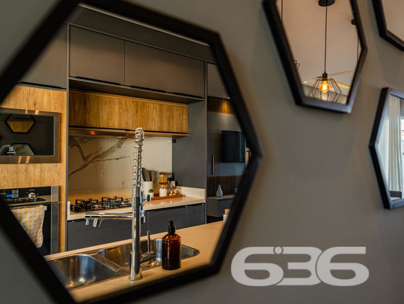 Impecável e completa: residência térrea geminada 100% mobiliada em Balneário Barra do Sul/SC

Esta é a oportunidade que você esperava para viver com conforto, segurança e estilo em um dos bairros mais tranquilos e acessíveis de Balneário Barra do Sul: a Costeira. Esta residência geminada, combina elegância moderna com praticidade, sendo entregue completamente mobiliada – do jeitinho que está nas fotos, no sistema porteira fechada.

Com 63,60m² de área e terreno plano de 150m², o imóvel foi projetado para proporcionar bem-estar em cada detalhe. A área social é integrada e funcional, com sala de estar e jantar em conceito aberto, acabamentos em gesso rebaixado com iluminação embutida, móveis planejados de alto padrão com garantia vitalícia e eletrodomésticos inclusos: geladeira, lava e seca, micro-ondas, TV, entre outros.

A cozinha é um verdadeiro destaque, com bancada em pedra, cooktop moderno, marcenaria inteligente e acabamento de alto nível. São dois dormitórios bem distribuídos e climatizados, um deles com closet. O banheiro segue a linha clean e sofisticada, com box em vidro temperado e revestimento moderno.

O imóvel conta ainda com edícula com churrasqueira, jardim frontal e nos fundos, área de serviço independente e uma charmosa banheira ofurô – ideal para seus momentos de relaxamento.

Diferenciais que fazem a diferença:
Sistema de segurança com alarme, câmeras e campainha com vídeo;
Garagem;
Imóvel murado e cercado, em rua calma;
Localização estratégica, próxima a escola, mercado e farmácia;
Permite animais e está pronto para morar. Basta entrar com as malas.

Este não é apenas um imóvel – é um lar completo, pensado para quem valoriza design, conforto e segurança em um só lugar.

Agende agora mesmo sua visita com a equipe da 636 Negócios Imobiliários. Com mais de 30 anos de experiência, oferecemos segurança jurídica, atendimento técnico e total suporte para que você faça um excelente negócio!
 
636 NEGÓCIOS IMOBILIÁRIOS: A SUA MELHOR ESCOLHA
Com mais de 30 anos de experiência, a 636 Negócios Imobiliários é sua parceira ideal para encontrar o imóvel perfeito. Estamos prontos para ajudá-lo a fazer deste imóvel o seu novo lar.
 
Telefone: (47) 3451-0636
WhatsApp: (47) 99190-0636
 
Não perca esta oportunidade única. Visite nosso site para mais informações: i636.com.br