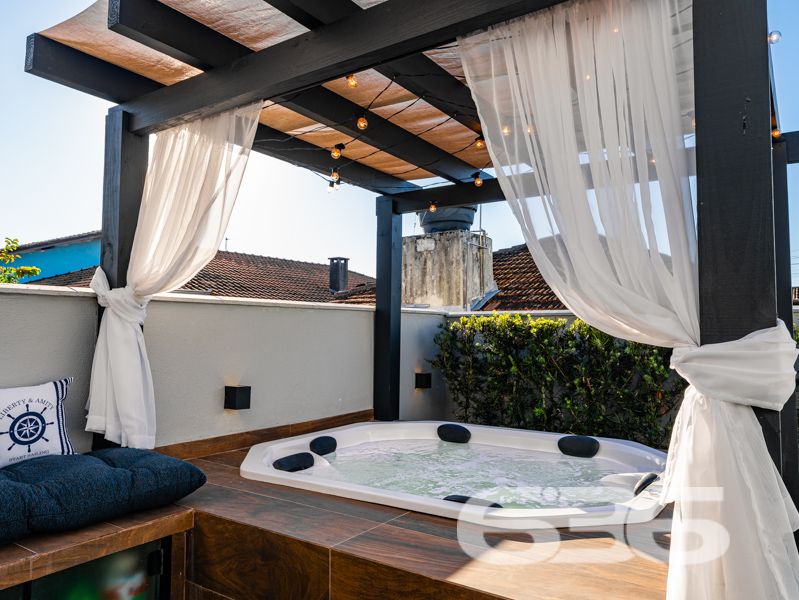 Impecável e completa: residência térrea geminada 100% mobiliada em Balneário Barra do Sul/SC

Esta é a oportunidade que você esperava para viver com conforto, segurança e estilo em um dos bairros mais tranquilos e acessíveis de Balneário Barra do Sul: a Costeira. Esta residência geminada, combina elegância moderna com praticidade, sendo entregue completamente mobiliada – do jeitinho que está nas fotos, no sistema porteira fechada.

Com 63,60m² de área e terreno plano de 150m², o imóvel foi projetado para proporcionar bem-estar em cada detalhe. A área social é integrada e funcional, com sala de estar e jantar em conceito aberto, acabamentos em gesso rebaixado com iluminação embutida, móveis planejados de alto padrão com garantia vitalícia e eletrodomésticos inclusos: geladeira, lava e seca, micro-ondas, TV, entre outros.

A cozinha é um verdadeiro destaque, com bancada em pedra, cooktop moderno, marcenaria inteligente e acabamento de alto nível. São dois dormitórios bem distribuídos e climatizados, um deles com closet. O banheiro segue a linha clean e sofisticada, com box em vidro temperado e revestimento moderno.

O imóvel conta ainda com edícula com churrasqueira, jardim frontal e nos fundos, área de serviço independente e uma charmosa banheira ofurô – ideal para seus momentos de relaxamento.

Diferenciais que fazem a diferença:
Sistema de segurança com alarme, câmeras e campainha com vídeo;
Garagem;
Imóvel murado e cercado, em rua calma;
Localização estratégica, próxima a escola, mercado e farmácia;
Permite animais e está pronto para morar. Basta entrar com as malas.

Este não é apenas um imóvel – é um lar completo, pensado para quem valoriza design, conforto e segurança em um só lugar.

Agende agora mesmo sua visita com a equipe da 636 Negócios Imobiliários. Com mais de 30 anos de experiência, oferecemos segurança jurídica, atendimento técnico e total suporte para que você faça um excelente negócio!
 
636 NEGÓCIOS IMOBILIÁRIOS: A SUA MELHOR ESCOLHA
Com mais de 30 anos de experiência, a 636 Negócios Imobiliários é sua parceira ideal para encontrar o imóvel perfeito. Estamos prontos para ajudá-lo a fazer deste imóvel o seu novo lar.
 
Telefone: (47) 3451-0636
WhatsApp: (47) 99190-0636
 
Não perca esta oportunidade única. Visite nosso site para mais informações: i636.com.br