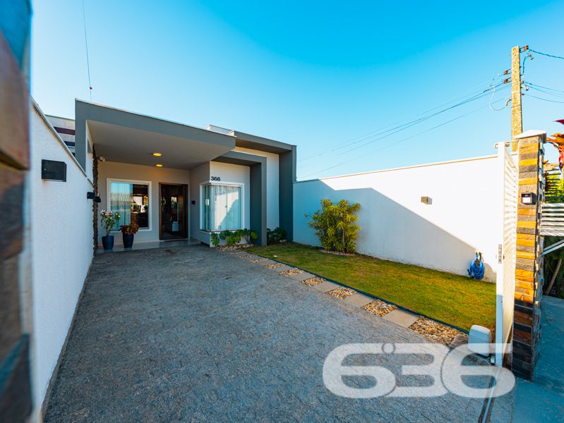 Impecável e completa: residência térrea geminada 100% mobiliada em Balneário Barra do Sul/SC

Esta é a oportunidade que você esperava para viver com conforto, segurança e estilo em um dos bairros mais tranquilos e acessíveis de Balneário Barra do Sul: a Costeira. Esta residência geminada, combina elegância moderna com praticidade, sendo entregue completamente mobiliada – do jeitinho que está nas fotos, no sistema porteira fechada.

Com 63,60m² de área e terreno plano de 150m², o imóvel foi projetado para proporcionar bem-estar em cada detalhe. A área social é integrada e funcional, com sala de estar e jantar em conceito aberto, acabamentos em gesso rebaixado com iluminação embutida, móveis planejados de alto padrão com garantia vitalícia e eletrodomésticos inclusos: geladeira, lava e seca, micro-ondas, TV, entre outros.

A cozinha é um verdadeiro destaque, com bancada em pedra, cooktop moderno, marcenaria inteligente e acabamento de alto nível. São dois dormitórios bem distribuídos e climatizados, um deles com closet. O banheiro segue a linha clean e sofisticada, com box em vidro temperado e revestimento moderno.

O imóvel conta ainda com edícula com churrasqueira, jardim frontal e nos fundos, área de serviço independente e uma charmosa banheira ofurô – ideal para seus momentos de relaxamento.

Diferenciais que fazem a diferença:
Sistema de segurança com alarme, câmeras e campainha com vídeo;
Garagem;
Imóvel murado e cercado, em rua calma;
Localização estratégica, próxima a escola, mercado e farmácia;
Permite animais e está pronto para morar. Basta entrar com as malas.

Este não é apenas um imóvel – é um lar completo, pensado para quem valoriza design, conforto e segurança em um só lugar.

Agende agora mesmo sua visita com a equipe da 636 Negócios Imobiliários. Com mais de 30 anos de experiência, oferecemos segurança jurídica, atendimento técnico e total suporte para que você faça um excelente negócio!
 
636 NEGÓCIOS IMOBILIÁRIOS: A SUA MELHOR ESCOLHA
Com mais de 30 anos de experiência, a 636 Negócios Imobiliários é sua parceira ideal para encontrar o imóvel perfeito. Estamos prontos para ajudá-lo a fazer deste imóvel o seu novo lar.
 
Telefone: (47) 3451-0636
WhatsApp: (47) 99190-0636
 
Não perca esta oportunidade única. Visite nosso site para mais informações: i636.com.br