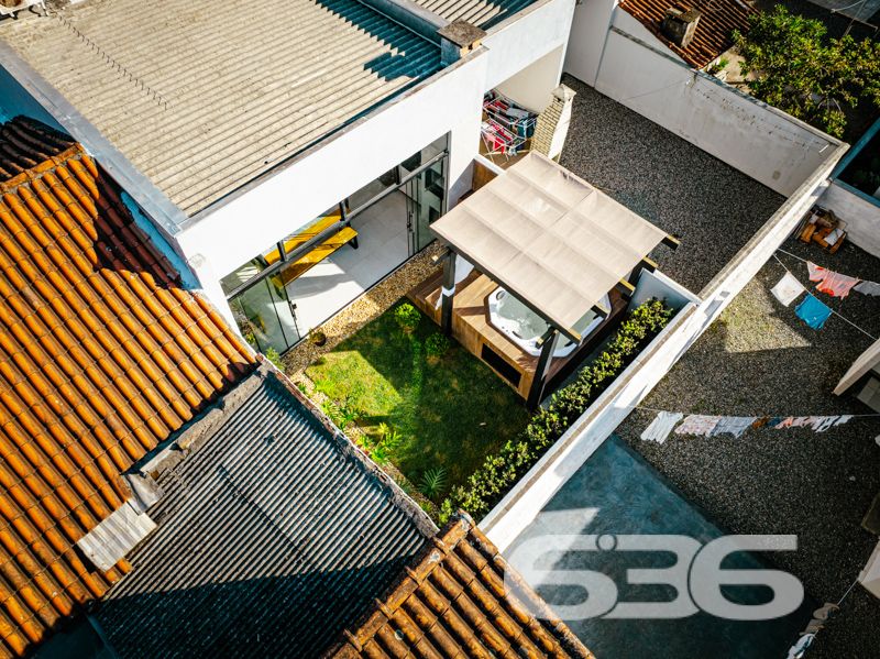 Impecável e completa: residência térrea geminada 100% mobiliada em Balneário Barra do Sul/SC

Esta é a oportunidade que você esperava para viver com conforto, segurança e estilo em um dos bairros mais tranquilos e acessíveis de Balneário Barra do Sul: a Costeira. Esta residência geminada, combina elegância moderna com praticidade, sendo entregue completamente mobiliada – do jeitinho que está nas fotos, no sistema porteira fechada.

Com 63,60m² de área e terreno plano de 150m², o imóvel foi projetado para proporcionar bem-estar em cada detalhe. A área social é integrada e funcional, com sala de estar e jantar em conceito aberto, acabamentos em gesso rebaixado com iluminação embutida, móveis planejados de alto padrão com garantia vitalícia e eletrodomésticos inclusos: geladeira, lava e seca, micro-ondas, TV, entre outros.

A cozinha é um verdadeiro destaque, com bancada em pedra, cooktop moderno, marcenaria inteligente e acabamento de alto nível. São dois dormitórios bem distribuídos e climatizados, um deles com closet. O banheiro segue a linha clean e sofisticada, com box em vidro temperado e revestimento moderno.

O imóvel conta ainda com edícula com churrasqueira, jardim frontal e nos fundos, área de serviço independente e uma charmosa banheira ofurô – ideal para seus momentos de relaxamento.

Diferenciais que fazem a diferença:
Sistema de segurança com alarme, câmeras e campainha com vídeo;
Garagem;
Imóvel murado e cercado, em rua calma;
Localização estratégica, próxima a escola, mercado e farmácia;
Permite animais e está pronto para morar. Basta entrar com as malas.

Este não é apenas um imóvel – é um lar completo, pensado para quem valoriza design, conforto e segurança em um só lugar.

Agende agora mesmo sua visita com a equipe da 636 Negócios Imobiliários. Com mais de 30 anos de experiência, oferecemos segurança jurídica, atendimento técnico e total suporte para que você faça um excelente negócio!
 
636 NEGÓCIOS IMOBILIÁRIOS: A SUA MELHOR ESCOLHA
Com mais de 30 anos de experiência, a 636 Negócios Imobiliários é sua parceira ideal para encontrar o imóvel perfeito. Estamos prontos para ajudá-lo a fazer deste imóvel o seu novo lar.
 
Telefone: (47) 3451-0636
WhatsApp: (47) 99190-0636
 
Não perca esta oportunidade única. Visite nosso site para mais informações: i636.com.br