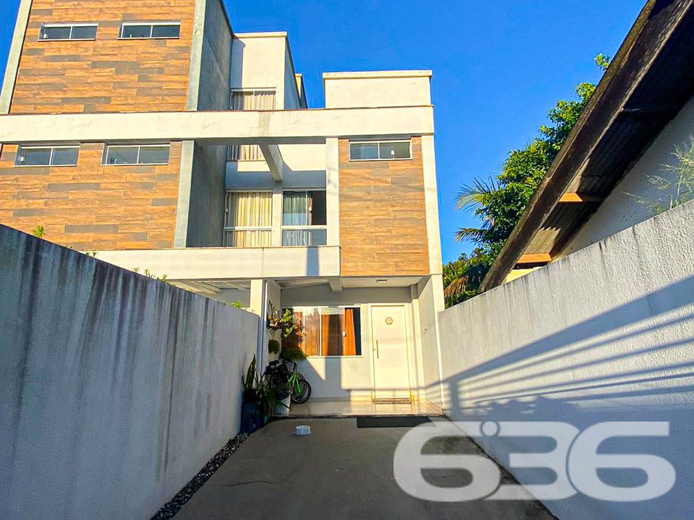 BELÍSSIMO SOBRADO COM 2 SUÍTES EM CAMBORIÚ!
Apresentamos uma casa estilo sobrado com 73,81m² de área construída, localizada no bairro São Francisco de Assis em Camboriú, um dos bairros mais valorizados da região. Esta casa é perfeita para você que busca conforto e comodidade, com 2 suítes, 2 vagas de garagem descobertas e uma localização privilegiada a apenas 3km da praia e muito próximo de Balneário Camboriú.
COMODIDADE E ESTILO EM CADA CÔMODO:
Esta casa oferece 2 suítes espaçosas, uma delas com ar-condicionado split, garantindo seu conforto em todas as estações. A sala de estar e jantar é perfeita para receber amigos e familiares, enquanto a cozinha e a lavanderia são práticas e funcionais. O piso é de porcelanato e o corrimão é de inox, adicionando um toque de elegância ao imóvel.
LOCALIZAÇÃO ESTRATÉGICA:
Situada no bairro São Francisco de Assis, a casa está em uma rua que oferece tudo o que você precisa: escola, supermercado e farmácia. Além disso, você estará a apenas 3km da praia e muito próximo de Balneário Camboriú, permitindo que você desfrute do melhor do litoral catarinense.
ESCOLHA A 636 NEGÓCIOS IMOBILIÁRIOS:
Com mais de 30 anos de experiência, a 636 Negócios Imobiliários é sua melhor escolha para um negócio seguro e vantajoso. Para mais informações, entre em contato conosco.
Telefone: (47) 3451-0636
WhatsApp: (47) 99190-0636