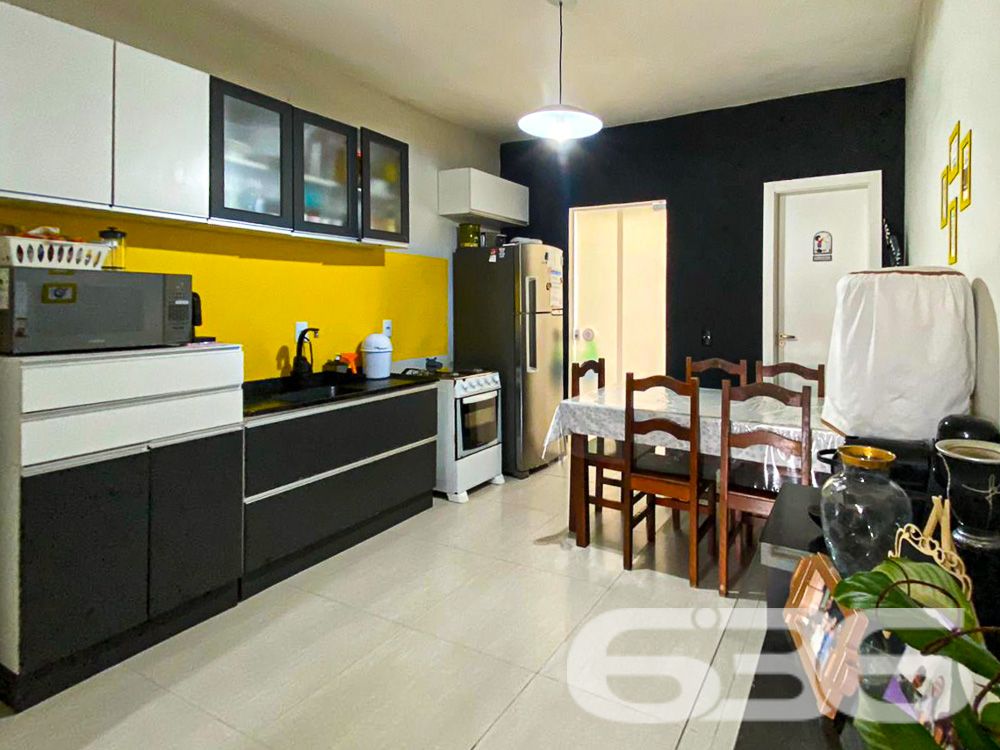 BELÍSSIMO SOBRADO COM 2 SUÍTES EM CAMBORIÚ!
Apresentamos uma casa estilo sobrado com 73,81m² de área construída, localizada no bairro São Francisco de Assis em Camboriú, um dos bairros mais valorizados da região. Esta casa é perfeita para você que busca conforto e comodidade, com 2 suítes, 2 vagas de garagem descobertas e uma localização privilegiada a apenas 3km da praia e muito próximo de Balneário Camboriú.
COMODIDADE E ESTILO EM CADA CÔMODO:
Esta casa oferece 2 suítes espaçosas, uma delas com ar-condicionado split, garantindo seu conforto em todas as estações. A sala de estar e jantar é perfeita para receber amigos e familiares, enquanto a cozinha e a lavanderia são práticas e funcionais. O piso é de porcelanato e o corrimão é de inox, adicionando um toque de elegância ao imóvel.
LOCALIZAÇÃO ESTRATÉGICA:
Situada no bairro São Francisco de Assis, a casa está em uma rua que oferece tudo o que você precisa: escola, supermercado e farmácia. Além disso, você estará a apenas 3km da praia e muito próximo de Balneário Camboriú, permitindo que você desfrute do melhor do litoral catarinense.
ESCOLHA A 636 NEGÓCIOS IMOBILIÁRIOS:
Com mais de 30 anos de experiência, a 636 Negócios Imobiliários é sua melhor escolha para um negócio seguro e vantajoso. Para mais informações, entre em contato conosco.
Telefone: (47) 3451-0636
WhatsApp: (47) 99190-0636