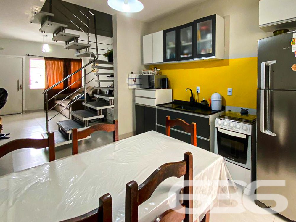 BELÍSSIMO SOBRADO COM 2 SUÍTES EM CAMBORIÚ!
Apresentamos uma casa estilo sobrado com 73,81m² de área construída, localizada no bairro São Francisco de Assis em Camboriú, um dos bairros mais valorizados da região. Esta casa é perfeita para você que busca conforto e comodidade, com 2 suítes, 2 vagas de garagem descobertas e uma localização privilegiada a apenas 3km da praia e muito próximo de Balneário Camboriú.
COMODIDADE E ESTILO EM CADA CÔMODO:
Esta casa oferece 2 suítes espaçosas, uma delas com ar-condicionado split, garantindo seu conforto em todas as estações. A sala de estar e jantar é perfeita para receber amigos e familiares, enquanto a cozinha e a lavanderia são práticas e funcionais. O piso é de porcelanato e o corrimão é de inox, adicionando um toque de elegância ao imóvel.
LOCALIZAÇÃO ESTRATÉGICA:
Situada no bairro São Francisco de Assis, a casa está em uma rua que oferece tudo o que você precisa: escola, supermercado e farmácia. Além disso, você estará a apenas 3km da praia e muito próximo de Balneário Camboriú, permitindo que você desfrute do melhor do litoral catarinense.
ESCOLHA A 636 NEGÓCIOS IMOBILIÁRIOS:
Com mais de 30 anos de experiência, a 636 Negócios Imobiliários é sua melhor escolha para um negócio seguro e vantajoso. Para mais informações, entre em contato conosco.
Telefone: (47) 3451-0636
WhatsApp: (47) 99190-0636