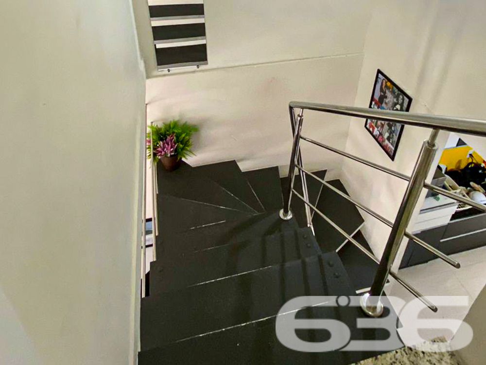 BELÍSSIMO SOBRADO COM 2 SUÍTES EM CAMBORIÚ!
Apresentamos uma casa estilo sobrado com 73,81m² de área construída, localizada no bairro São Francisco de Assis em Camboriú, um dos bairros mais valorizados da região. Esta casa é perfeita para você que busca conforto e comodidade, com 2 suítes, 2 vagas de garagem descobertas e uma localização privilegiada a apenas 3km da praia e muito próximo de Balneário Camboriú.
COMODIDADE E ESTILO EM CADA CÔMODO:
Esta casa oferece 2 suítes espaçosas, uma delas com ar-condicionado split, garantindo seu conforto em todas as estações. A sala de estar e jantar é perfeita para receber amigos e familiares, enquanto a cozinha e a lavanderia são práticas e funcionais. O piso é de porcelanato e o corrimão é de inox, adicionando um toque de elegância ao imóvel.
LOCALIZAÇÃO ESTRATÉGICA:
Situada no bairro São Francisco de Assis, a casa está em uma rua que oferece tudo o que você precisa: escola, supermercado e farmácia. Além disso, você estará a apenas 3km da praia e muito próximo de Balneário Camboriú, permitindo que você desfrute do melhor do litoral catarinense.
ESCOLHA A 636 NEGÓCIOS IMOBILIÁRIOS:
Com mais de 30 anos de experiência, a 636 Negócios Imobiliários é sua melhor escolha para um negócio seguro e vantajoso. Para mais informações, entre em contato conosco.
Telefone: (47) 3451-0636
WhatsApp: (47) 99190-0636