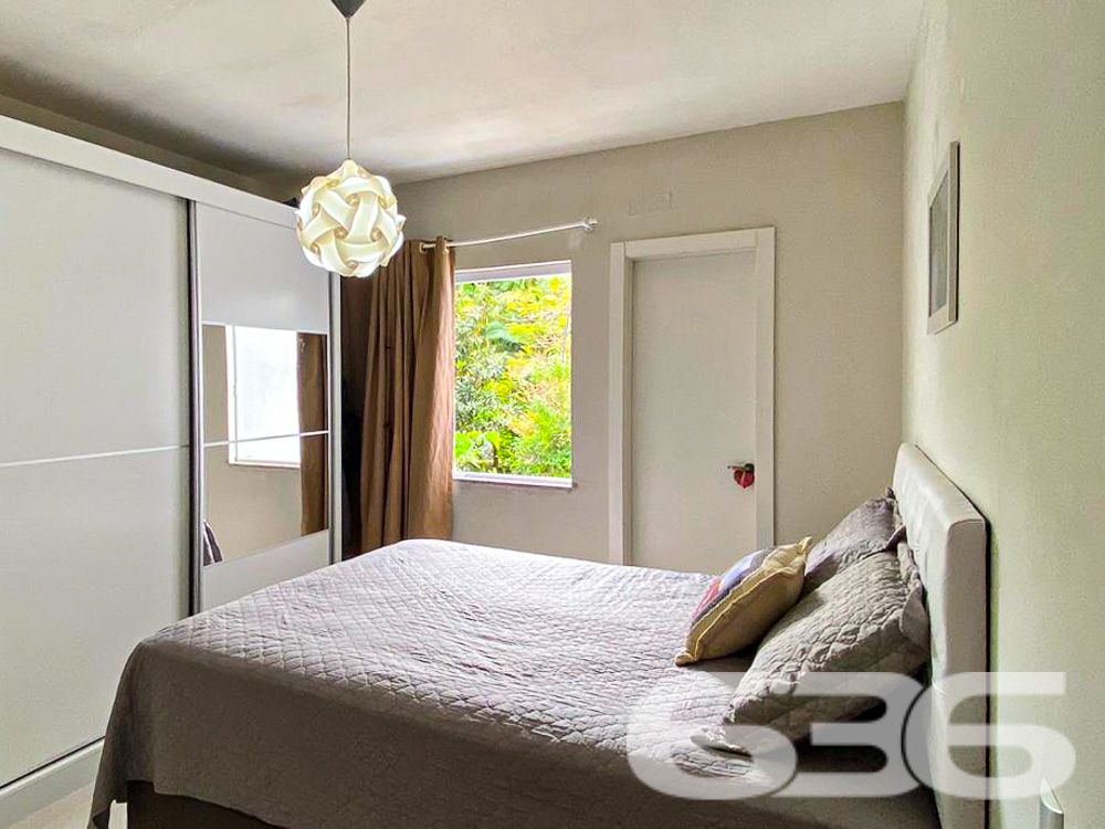 BELÍSSIMO SOBRADO COM 2 SUÍTES EM CAMBORIÚ!
Apresentamos uma casa estilo sobrado com 73,81m² de área construída, localizada no bairro São Francisco de Assis em Camboriú, um dos bairros mais valorizados da região. Esta casa é perfeita para você que busca conforto e comodidade, com 2 suítes, 2 vagas de garagem descobertas e uma localização privilegiada a apenas 3km da praia e muito próximo de Balneário Camboriú.
COMODIDADE E ESTILO EM CADA CÔMODO:
Esta casa oferece 2 suítes espaçosas, uma delas com ar-condicionado split, garantindo seu conforto em todas as estações. A sala de estar e jantar é perfeita para receber amigos e familiares, enquanto a cozinha e a lavanderia são práticas e funcionais. O piso é de porcelanato e o corrimão é de inox, adicionando um toque de elegância ao imóvel.
LOCALIZAÇÃO ESTRATÉGICA:
Situada no bairro São Francisco de Assis, a casa está em uma rua que oferece tudo o que você precisa: escola, supermercado e farmácia. Além disso, você estará a apenas 3km da praia e muito próximo de Balneário Camboriú, permitindo que você desfrute do melhor do litoral catarinense.
ESCOLHA A 636 NEGÓCIOS IMOBILIÁRIOS:
Com mais de 30 anos de experiência, a 636 Negócios Imobiliários é sua melhor escolha para um negócio seguro e vantajoso. Para mais informações, entre em contato conosco.
Telefone: (47) 3451-0636
WhatsApp: (47) 99190-0636