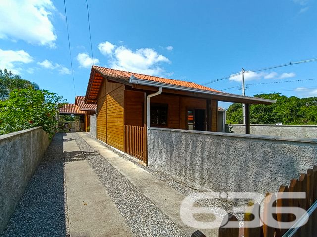 SONHO DE MORADIA OU INVESTIMENTO EM SÃO FRANCISCO DO SUL

Descubra o potencial desta propriedade única em São Francisco do Sul, com duas casas em um terreno de 360m² e 120m² de área construída. Ideal para famílias ou investidores.

Este imóvel oferece flexibilidade e conforto com 4 dormitórios, 2 banheiros, e 2 salas de estar/jantar conjugadas com a copa e cozinha, promovendo ambientes acolhedores para reuniões familiares e momentos de lazer.

Completam o lar 2 garagens cobertas e 2 descobertas, além de uma prática área de serviço. A propriedade é murada, garantindo privacidade e segurança, e aceita animais, tornando-se o lar ideal para toda a família.

Localizado no bairro Ervino, um dos mais tranquilos e convidativos de São Francisco do Sul, esta propriedade não apenas promete um refúgio pacífico mas também oferece fácil acesso às principais vias e serviços essenciais.

A proximidade com as belas praias da região possibilita desfrutar da exuberância e das atividades de lazer que o litoral catarinense oferece, combinando a serenidade do ambiente com a conveniência urbana.

A 636 Negócios Imobiliários, com mais de 30 anos de experiência no mercado imobiliário e uma equipe dedicada, está pronta para auxiliar na realização do seu sonho ou no investimento em São Francisco do Sul.

Para mais informações, entre em contato conosco pelo telefone: (47) 3451-0636 ou WhatsApp: (47) 99190-0636.

Este e outros milhares de imóveis no site: i636.com.br