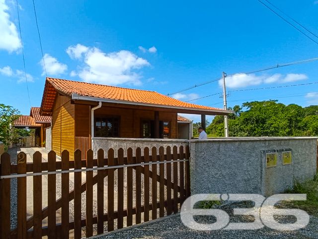 SONHO DE MORADIA OU INVESTIMENTO EM SÃO FRANCISCO DO SUL

Descubra o potencial desta propriedade única em São Francisco do Sul, com duas casas em um terreno de 360m² e 120m² de área construída. Ideal para famílias ou investidores.

Este imóvel oferece flexibilidade e conforto com 4 dormitórios, 2 banheiros, e 2 salas de estar/jantar conjugadas com a copa e cozinha, promovendo ambientes acolhedores para reuniões familiares e momentos de lazer.

Completam o lar 2 garagens cobertas e 2 descobertas, além de uma prática área de serviço. A propriedade é murada, garantindo privacidade e segurança, e aceita animais, tornando-se o lar ideal para toda a família.

Localizado no bairro Ervino, um dos mais tranquilos e convidativos de São Francisco do Sul, esta propriedade não apenas promete um refúgio pacífico mas também oferece fácil acesso às principais vias e serviços essenciais.

A proximidade com as belas praias da região possibilita desfrutar da exuberância e das atividades de lazer que o litoral catarinense oferece, combinando a serenidade do ambiente com a conveniência urbana.

A 636 Negócios Imobiliários, com mais de 30 anos de experiência no mercado imobiliário e uma equipe dedicada, está pronta para auxiliar na realização do seu sonho ou no investimento em São Francisco do Sul.

Para mais informações, entre em contato conosco pelo telefone: (47) 3451-0636 ou WhatsApp: (47) 99190-0636.

Este e outros milhares de imóveis no site: i636.com.br