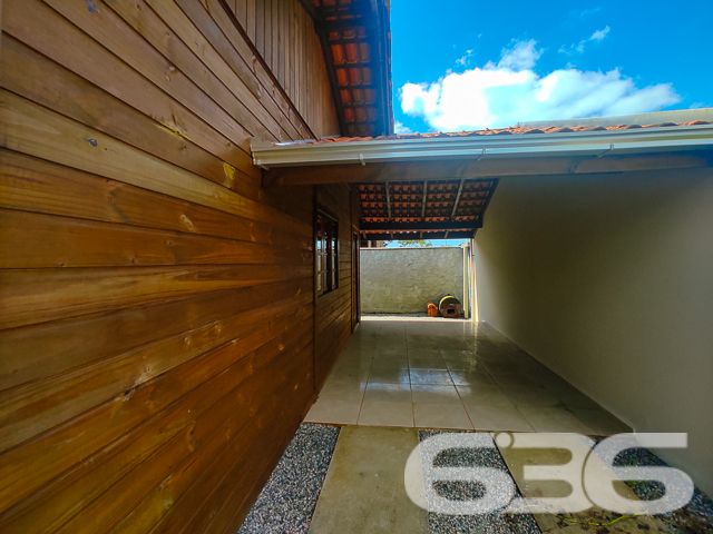SONHO DE MORADIA OU INVESTIMENTO EM SÃO FRANCISCO DO SUL

Descubra o potencial desta propriedade única em São Francisco do Sul, com duas casas em um terreno de 360m² e 120m² de área construída. Ideal para famílias ou investidores.

Este imóvel oferece flexibilidade e conforto com 4 dormitórios, 2 banheiros, e 2 salas de estar/jantar conjugadas com a copa e cozinha, promovendo ambientes acolhedores para reuniões familiares e momentos de lazer.

Completam o lar 2 garagens cobertas e 2 descobertas, além de uma prática área de serviço. A propriedade é murada, garantindo privacidade e segurança, e aceita animais, tornando-se o lar ideal para toda a família.

Localizado no bairro Ervino, um dos mais tranquilos e convidativos de São Francisco do Sul, esta propriedade não apenas promete um refúgio pacífico mas também oferece fácil acesso às principais vias e serviços essenciais.

A proximidade com as belas praias da região possibilita desfrutar da exuberância e das atividades de lazer que o litoral catarinense oferece, combinando a serenidade do ambiente com a conveniência urbana.

A 636 Negócios Imobiliários, com mais de 30 anos de experiência no mercado imobiliário e uma equipe dedicada, está pronta para auxiliar na realização do seu sonho ou no investimento em São Francisco do Sul.

Para mais informações, entre em contato conosco pelo telefone: (47) 3451-0636 ou WhatsApp: (47) 99190-0636.

Este e outros milhares de imóveis no site: i636.com.br
