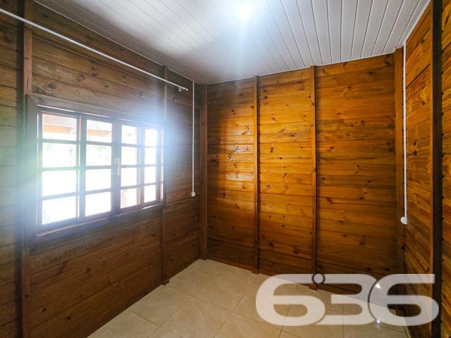 SONHO DE MORADIA OU INVESTIMENTO EM SÃO FRANCISCO DO SUL

Descubra o potencial desta propriedade única em São Francisco do Sul, com duas casas em um terreno de 360m² e 120m² de área construída. Ideal para famílias ou investidores.

Este imóvel oferece flexibilidade e conforto com 4 dormitórios, 2 banheiros, e 2 salas de estar/jantar conjugadas com a copa e cozinha, promovendo ambientes acolhedores para reuniões familiares e momentos de lazer.

Completam o lar 2 garagens cobertas e 2 descobertas, além de uma prática área de serviço. A propriedade é murada, garantindo privacidade e segurança, e aceita animais, tornando-se o lar ideal para toda a família.

Localizado no bairro Ervino, um dos mais tranquilos e convidativos de São Francisco do Sul, esta propriedade não apenas promete um refúgio pacífico mas também oferece fácil acesso às principais vias e serviços essenciais.

A proximidade com as belas praias da região possibilita desfrutar da exuberância e das atividades de lazer que o litoral catarinense oferece, combinando a serenidade do ambiente com a conveniência urbana.

A 636 Negócios Imobiliários, com mais de 30 anos de experiência no mercado imobiliário e uma equipe dedicada, está pronta para auxiliar na realização do seu sonho ou no investimento em São Francisco do Sul.

Para mais informações, entre em contato conosco pelo telefone: (47) 3451-0636 ou WhatsApp: (47) 99190-0636.

Este e outros milhares de imóveis no site: i636.com.br
