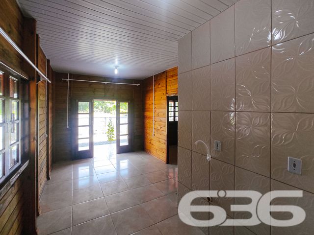 SONHO DE MORADIA OU INVESTIMENTO EM SÃO FRANCISCO DO SUL

Descubra o potencial desta propriedade única em São Francisco do Sul, com duas casas em um terreno de 360m² e 120m² de área construída. Ideal para famílias ou investidores.

Este imóvel oferece flexibilidade e conforto com 4 dormitórios, 2 banheiros, e 2 salas de estar/jantar conjugadas com a copa e cozinha, promovendo ambientes acolhedores para reuniões familiares e momentos de lazer.

Completam o lar 2 garagens cobertas e 2 descobertas, além de uma prática área de serviço. A propriedade é murada, garantindo privacidade e segurança, e aceita animais, tornando-se o lar ideal para toda a família.

Localizado no bairro Ervino, um dos mais tranquilos e convidativos de São Francisco do Sul, esta propriedade não apenas promete um refúgio pacífico mas também oferece fácil acesso às principais vias e serviços essenciais.

A proximidade com as belas praias da região possibilita desfrutar da exuberância e das atividades de lazer que o litoral catarinense oferece, combinando a serenidade do ambiente com a conveniência urbana.

A 636 Negócios Imobiliários, com mais de 30 anos de experiência no mercado imobiliário e uma equipe dedicada, está pronta para auxiliar na realização do seu sonho ou no investimento em São Francisco do Sul.

Para mais informações, entre em contato conosco pelo telefone: (47) 3451-0636 ou WhatsApp: (47) 99190-0636.

Este e outros milhares de imóveis no site: i636.com.br