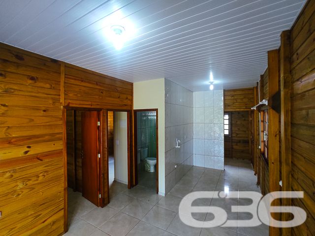 SONHO DE MORADIA OU INVESTIMENTO EM SÃO FRANCISCO DO SUL

Descubra o potencial desta propriedade única em São Francisco do Sul, com duas casas em um terreno de 360m² e 120m² de área construída. Ideal para famílias ou investidores.

Este imóvel oferece flexibilidade e conforto com 4 dormitórios, 2 banheiros, e 2 salas de estar/jantar conjugadas com a copa e cozinha, promovendo ambientes acolhedores para reuniões familiares e momentos de lazer.

Completam o lar 2 garagens cobertas e 2 descobertas, além de uma prática área de serviço. A propriedade é murada, garantindo privacidade e segurança, e aceita animais, tornando-se o lar ideal para toda a família.

Localizado no bairro Ervino, um dos mais tranquilos e convidativos de São Francisco do Sul, esta propriedade não apenas promete um refúgio pacífico mas também oferece fácil acesso às principais vias e serviços essenciais.

A proximidade com as belas praias da região possibilita desfrutar da exuberância e das atividades de lazer que o litoral catarinense oferece, combinando a serenidade do ambiente com a conveniência urbana.

A 636 Negócios Imobiliários, com mais de 30 anos de experiência no mercado imobiliário e uma equipe dedicada, está pronta para auxiliar na realização do seu sonho ou no investimento em São Francisco do Sul.

Para mais informações, entre em contato conosco pelo telefone: (47) 3451-0636 ou WhatsApp: (47) 99190-0636.

Este e outros milhares de imóveis no site: i636.com.br
