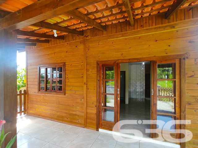 SONHO DE MORADIA OU INVESTIMENTO EM SÃO FRANCISCO DO SUL

Descubra o potencial desta propriedade única em São Francisco do Sul, com duas casas em um terreno de 360m² e 120m² de área construída. Ideal para famílias ou investidores.

Este imóvel oferece flexibilidade e conforto com 4 dormitórios, 2 banheiros, e 2 salas de estar/jantar conjugadas com a copa e cozinha, promovendo ambientes acolhedores para reuniões familiares e momentos de lazer.

Completam o lar 2 garagens cobertas e 2 descobertas, além de uma prática área de serviço. A propriedade é murada, garantindo privacidade e segurança, e aceita animais, tornando-se o lar ideal para toda a família.

Localizado no bairro Ervino, um dos mais tranquilos e convidativos de São Francisco do Sul, esta propriedade não apenas promete um refúgio pacífico mas também oferece fácil acesso às principais vias e serviços essenciais.

A proximidade com as belas praias da região possibilita desfrutar da exuberância e das atividades de lazer que o litoral catarinense oferece, combinando a serenidade do ambiente com a conveniência urbana.

A 636 Negócios Imobiliários, com mais de 30 anos de experiência no mercado imobiliário e uma equipe dedicada, está pronta para auxiliar na realização do seu sonho ou no investimento em São Francisco do Sul.

Para mais informações, entre em contato conosco pelo telefone: (47) 3451-0636 ou WhatsApp: (47) 99190-0636.

Este e outros milhares de imóveis no site: i636.com.br