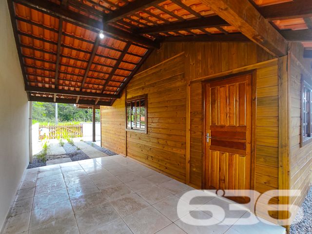 SONHO DE MORADIA OU INVESTIMENTO EM SÃO FRANCISCO DO SUL

Descubra o potencial desta propriedade única em São Francisco do Sul, com duas casas em um terreno de 360m² e 120m² de área construída. Ideal para famílias ou investidores.

Este imóvel oferece flexibilidade e conforto com 4 dormitórios, 2 banheiros, e 2 salas de estar/jantar conjugadas com a copa e cozinha, promovendo ambientes acolhedores para reuniões familiares e momentos de lazer.

Completam o lar 2 garagens cobertas e 2 descobertas, além de uma prática área de serviço. A propriedade é murada, garantindo privacidade e segurança, e aceita animais, tornando-se o lar ideal para toda a família.

Localizado no bairro Ervino, um dos mais tranquilos e convidativos de São Francisco do Sul, esta propriedade não apenas promete um refúgio pacífico mas também oferece fácil acesso às principais vias e serviços essenciais.

A proximidade com as belas praias da região possibilita desfrutar da exuberância e das atividades de lazer que o litoral catarinense oferece, combinando a serenidade do ambiente com a conveniência urbana.

A 636 Negócios Imobiliários, com mais de 30 anos de experiência no mercado imobiliário e uma equipe dedicada, está pronta para auxiliar na realização do seu sonho ou no investimento em São Francisco do Sul.

Para mais informações, entre em contato conosco pelo telefone: (47) 3451-0636 ou WhatsApp: (47) 99190-0636.

Este e outros milhares de imóveis no site: i636.com.br