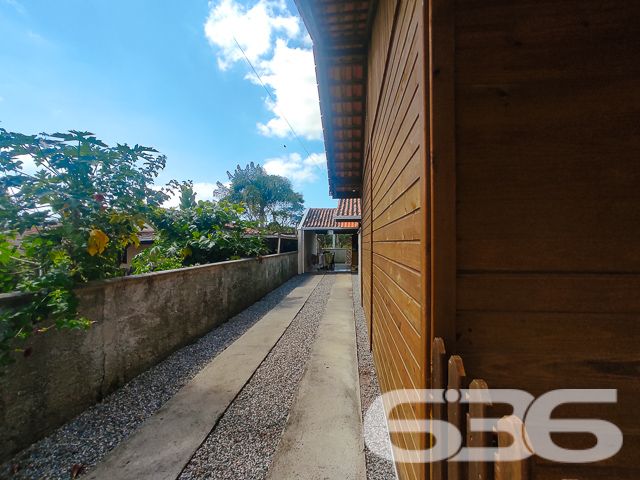 SONHO DE MORADIA OU INVESTIMENTO EM SÃO FRANCISCO DO SUL

Descubra o potencial desta propriedade única em São Francisco do Sul, com duas casas em um terreno de 360m² e 120m² de área construída. Ideal para famílias ou investidores.

Este imóvel oferece flexibilidade e conforto com 4 dormitórios, 2 banheiros, e 2 salas de estar/jantar conjugadas com a copa e cozinha, promovendo ambientes acolhedores para reuniões familiares e momentos de lazer.

Completam o lar 2 garagens cobertas e 2 descobertas, além de uma prática área de serviço. A propriedade é murada, garantindo privacidade e segurança, e aceita animais, tornando-se o lar ideal para toda a família.

Localizado no bairro Ervino, um dos mais tranquilos e convidativos de São Francisco do Sul, esta propriedade não apenas promete um refúgio pacífico mas também oferece fácil acesso às principais vias e serviços essenciais.

A proximidade com as belas praias da região possibilita desfrutar da exuberância e das atividades de lazer que o litoral catarinense oferece, combinando a serenidade do ambiente com a conveniência urbana.

A 636 Negócios Imobiliários, com mais de 30 anos de experiência no mercado imobiliário e uma equipe dedicada, está pronta para auxiliar na realização do seu sonho ou no investimento em São Francisco do Sul.

Para mais informações, entre em contato conosco pelo telefone: (47) 3451-0636 ou WhatsApp: (47) 99190-0636.

Este e outros milhares de imóveis no site: i636.com.br