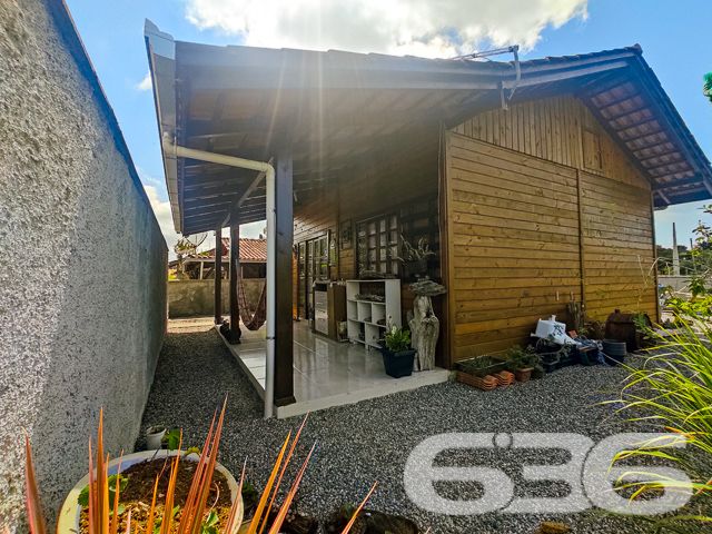 SONHO DE MORADIA OU INVESTIMENTO EM SÃO FRANCISCO DO SUL

Descubra o potencial desta propriedade única em São Francisco do Sul, com duas casas em um terreno de 360m² e 120m² de área construída. Ideal para famílias ou investidores.

Este imóvel oferece flexibilidade e conforto com 4 dormitórios, 2 banheiros, e 2 salas de estar/jantar conjugadas com a copa e cozinha, promovendo ambientes acolhedores para reuniões familiares e momentos de lazer.

Completam o lar 2 garagens cobertas e 2 descobertas, além de uma prática área de serviço. A propriedade é murada, garantindo privacidade e segurança, e aceita animais, tornando-se o lar ideal para toda a família.

Localizado no bairro Ervino, um dos mais tranquilos e convidativos de São Francisco do Sul, esta propriedade não apenas promete um refúgio pacífico mas também oferece fácil acesso às principais vias e serviços essenciais.

A proximidade com as belas praias da região possibilita desfrutar da exuberância e das atividades de lazer que o litoral catarinense oferece, combinando a serenidade do ambiente com a conveniência urbana.

A 636 Negócios Imobiliários, com mais de 30 anos de experiência no mercado imobiliário e uma equipe dedicada, está pronta para auxiliar na realização do seu sonho ou no investimento em São Francisco do Sul.

Para mais informações, entre em contato conosco pelo telefone: (47) 3451-0636 ou WhatsApp: (47) 99190-0636.

Este e outros milhares de imóveis no site: i636.com.br