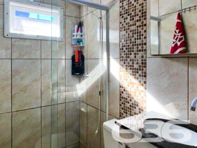 
Descubra a serenidade de viver em São Francisco do Sul, onde a arquitetura aconchegante encontra a funcionalidade moderna. Orgulhosamente apresentada pela 636 Negócios Imobiliários, esta encantadora residência térrea promete ser o lar dos seus sonhos.

Erigida em 2019 e cuidadosamente mantida, a propriedade exibe uma área construída de 143m², assentada num terreno de geometria regular com 276m², ostentando uma topografia plana, ideal para viver momentos de tranquilidade e privacidade.

A casa se abre para um acolhedor jardim, conduzindo a um interior marcado por acabamentos em madeira que evocam conforto e calor. A disposição de cinco dormitórios oferece espaços íntimos e relaxantes, perfeitos após um longo dia. Duas casas de banho modernas refletem funcionalidade e estilo, com azulejos cuidadosamente selecionados para criar um santuário privado de bem-estar.

O coração da casa é a espaçosa sala de estar e jantar, convidando a momentos de convívio familiar e entretenimento, enquanto a copa e cozinha conjugadas são um convite à arte culinária em um ambiente de camaradagem. A área de festas, adornada com churrasqueira e forno a lenha, é o cenário ideal para celebrar a vida com amigos e familiares.

Quatro vagas de garagem, sendo duas cobertas e duas descobertas, oferecem comodidade e segurança para seus veículos. A propriedade também conta com área de serviço prática, otimizando o cotidiano doméstico.

Localizada no bairro Ubatuba, a residência garante fácil acesso às principais vias, bem como a serviços públicos essenciais, sem sacrificar a paz do ambiente residencial. A estrutura do imóvel é complementada pela conectividade com a internet, essencial na era digital.

Permita-se experimentar o melhor de São Francisco do Sul, uma oferta exclusiva da 636 Negócios Imobiliários, onde cada detalhe foi pensado para refletir a excelência e o conforto que você merece. Visite e sinta-se inspirado a chamar este lugar de lar. 

636 NEGÓCIOS IMOBILIÁRIOS: A SUA MELHOR ESCOLHA
Com mais de 30 anos de experiência, a 636 Negócios Imobiliários é sua parceira ideal para encontrar o imóvel perfeito. Estamos prontos para ajudá-lo a fazer deste imóvel o seu novo lar.
 
Telefone: (47) 3451-0636
WhatsApp: (47) 99190-0636
 
Não perca esta oportunidade única. Visite nosso site para mais informações: i636.com.br

