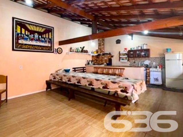 
Descubra a serenidade de viver em São Francisco do Sul, onde a arquitetura aconchegante encontra a funcionalidade moderna. Orgulhosamente apresentada pela 636 Negócios Imobiliários, esta encantadora residência térrea promete ser o lar dos seus sonhos.

Erigida em 2019 e cuidadosamente mantida, a propriedade exibe uma área construída de 143m², assentada num terreno de geometria regular com 276m², ostentando uma topografia plana, ideal para viver momentos de tranquilidade e privacidade.

A casa se abre para um acolhedor jardim, conduzindo a um interior marcado por acabamentos em madeira que evocam conforto e calor. A disposição de cinco dormitórios oferece espaços íntimos e relaxantes, perfeitos após um longo dia. Duas casas de banho modernas refletem funcionalidade e estilo, com azulejos cuidadosamente selecionados para criar um santuário privado de bem-estar.

O coração da casa é a espaçosa sala de estar e jantar, convidando a momentos de convívio familiar e entretenimento, enquanto a copa e cozinha conjugadas são um convite à arte culinária em um ambiente de camaradagem. A área de festas, adornada com churrasqueira e forno a lenha, é o cenário ideal para celebrar a vida com amigos e familiares.

Quatro vagas de garagem, sendo duas cobertas e duas descobertas, oferecem comodidade e segurança para seus veículos. A propriedade também conta com área de serviço prática, otimizando o cotidiano doméstico.

Localizada no bairro Ubatuba, a residência garante fácil acesso às principais vias, bem como a serviços públicos essenciais, sem sacrificar a paz do ambiente residencial. A estrutura do imóvel é complementada pela conectividade com a internet, essencial na era digital.

Permita-se experimentar o melhor de São Francisco do Sul, uma oferta exclusiva da 636 Negócios Imobiliários, onde cada detalhe foi pensado para refletir a excelência e o conforto que você merece. Visite e sinta-se inspirado a chamar este lugar de lar. 

636 NEGÓCIOS IMOBILIÁRIOS: A SUA MELHOR ESCOLHA
Com mais de 30 anos de experiência, a 636 Negócios Imobiliários é sua parceira ideal para encontrar o imóvel perfeito. Estamos prontos para ajudá-lo a fazer deste imóvel o seu novo lar.
 
Telefone: (47) 3451-0636
WhatsApp: (47) 99190-0636
 
Não perca esta oportunidade única. Visite nosso site para mais informações: i636.com.br
