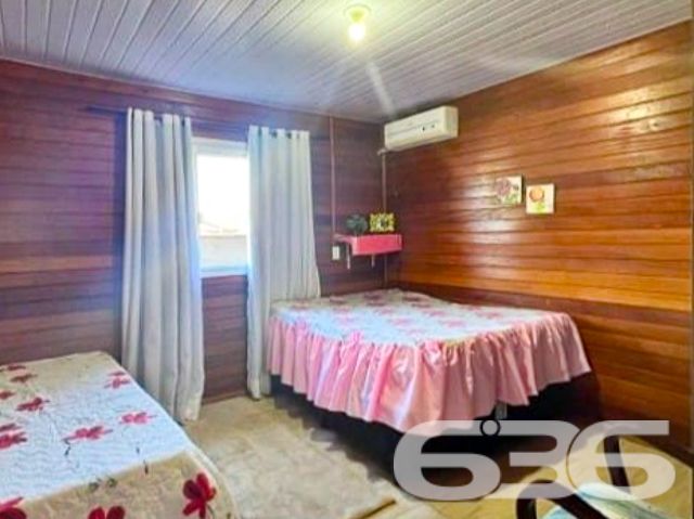 
Descubra a serenidade de viver em São Francisco do Sul, onde a arquitetura aconchegante encontra a funcionalidade moderna. Orgulhosamente apresentada pela 636 Negócios Imobiliários, esta encantadora residência térrea promete ser o lar dos seus sonhos.

Erigida em 2019 e cuidadosamente mantida, a propriedade exibe uma área construída de 143m², assentada num terreno de geometria regular com 276m², ostentando uma topografia plana, ideal para viver momentos de tranquilidade e privacidade.

A casa se abre para um acolhedor jardim, conduzindo a um interior marcado por acabamentos em madeira que evocam conforto e calor. A disposição de cinco dormitórios oferece espaços íntimos e relaxantes, perfeitos após um longo dia. Duas casas de banho modernas refletem funcionalidade e estilo, com azulejos cuidadosamente selecionados para criar um santuário privado de bem-estar.

O coração da casa é a espaçosa sala de estar e jantar, convidando a momentos de convívio familiar e entretenimento, enquanto a copa e cozinha conjugadas são um convite à arte culinária em um ambiente de camaradagem. A área de festas, adornada com churrasqueira e forno a lenha, é o cenário ideal para celebrar a vida com amigos e familiares.

Quatro vagas de garagem, sendo duas cobertas e duas descobertas, oferecem comodidade e segurança para seus veículos. A propriedade também conta com área de serviço prática, otimizando o cotidiano doméstico.

Localizada no bairro Ubatuba, a residência garante fácil acesso às principais vias, bem como a serviços públicos essenciais, sem sacrificar a paz do ambiente residencial. A estrutura do imóvel é complementada pela conectividade com a internet, essencial na era digital.

Permita-se experimentar o melhor de São Francisco do Sul, uma oferta exclusiva da 636 Negócios Imobiliários, onde cada detalhe foi pensado para refletir a excelência e o conforto que você merece. Visite e sinta-se inspirado a chamar este lugar de lar. 

636 NEGÓCIOS IMOBILIÁRIOS: A SUA MELHOR ESCOLHA
Com mais de 30 anos de experiência, a 636 Negócios Imobiliários é sua parceira ideal para encontrar o imóvel perfeito. Estamos prontos para ajudá-lo a fazer deste imóvel o seu novo lar.
 
Telefone: (47) 3451-0636
WhatsApp: (47) 99190-0636
 
Não perca esta oportunidade única. Visite nosso site para mais informações: i636.com.br
