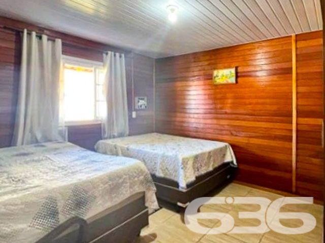 
Descubra a serenidade de viver em São Francisco do Sul, onde a arquitetura aconchegante encontra a funcionalidade moderna. Orgulhosamente apresentada pela 636 Negócios Imobiliários, esta encantadora residência térrea promete ser o lar dos seus sonhos.

Erigida em 2019 e cuidadosamente mantida, a propriedade exibe uma área construída de 143m², assentada num terreno de geometria regular com 276m², ostentando uma topografia plana, ideal para viver momentos de tranquilidade e privacidade.

A casa se abre para um acolhedor jardim, conduzindo a um interior marcado por acabamentos em madeira que evocam conforto e calor. A disposição de cinco dormitórios oferece espaços íntimos e relaxantes, perfeitos após um longo dia. Duas casas de banho modernas refletem funcionalidade e estilo, com azulejos cuidadosamente selecionados para criar um santuário privado de bem-estar.

O coração da casa é a espaçosa sala de estar e jantar, convidando a momentos de convívio familiar e entretenimento, enquanto a copa e cozinha conjugadas são um convite à arte culinária em um ambiente de camaradagem. A área de festas, adornada com churrasqueira e forno a lenha, é o cenário ideal para celebrar a vida com amigos e familiares.

Quatro vagas de garagem, sendo duas cobertas e duas descobertas, oferecem comodidade e segurança para seus veículos. A propriedade também conta com área de serviço prática, otimizando o cotidiano doméstico.

Localizada no bairro Ubatuba, a residência garante fácil acesso às principais vias, bem como a serviços públicos essenciais, sem sacrificar a paz do ambiente residencial. A estrutura do imóvel é complementada pela conectividade com a internet, essencial na era digital.

Permita-se experimentar o melhor de São Francisco do Sul, uma oferta exclusiva da 636 Negócios Imobiliários, onde cada detalhe foi pensado para refletir a excelência e o conforto que você merece. Visite e sinta-se inspirado a chamar este lugar de lar. 

636 NEGÓCIOS IMOBILIÁRIOS: A SUA MELHOR ESCOLHA
Com mais de 30 anos de experiência, a 636 Negócios Imobiliários é sua parceira ideal para encontrar o imóvel perfeito. Estamos prontos para ajudá-lo a fazer deste imóvel o seu novo lar.
 
Telefone: (47) 3451-0636
WhatsApp: (47) 99190-0636
 
Não perca esta oportunidade única. Visite nosso site para mais informações: i636.com.br
