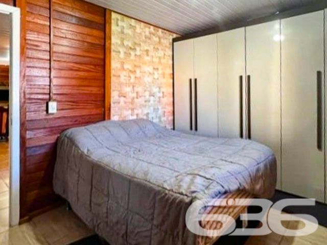 
Descubra a serenidade de viver em São Francisco do Sul, onde a arquitetura aconchegante encontra a funcionalidade moderna. Orgulhosamente apresentada pela 636 Negócios Imobiliários, esta encantadora residência térrea promete ser o lar dos seus sonhos.

Erigida em 2019 e cuidadosamente mantida, a propriedade exibe uma área construída de 143m², assentada num terreno de geometria regular com 276m², ostentando uma topografia plana, ideal para viver momentos de tranquilidade e privacidade.

A casa se abre para um acolhedor jardim, conduzindo a um interior marcado por acabamentos em madeira que evocam conforto e calor. A disposição de cinco dormitórios oferece espaços íntimos e relaxantes, perfeitos após um longo dia. Duas casas de banho modernas refletem funcionalidade e estilo, com azulejos cuidadosamente selecionados para criar um santuário privado de bem-estar.

O coração da casa é a espaçosa sala de estar e jantar, convidando a momentos de convívio familiar e entretenimento, enquanto a copa e cozinha conjugadas são um convite à arte culinária em um ambiente de camaradagem. A área de festas, adornada com churrasqueira e forno a lenha, é o cenário ideal para celebrar a vida com amigos e familiares.

Quatro vagas de garagem, sendo duas cobertas e duas descobertas, oferecem comodidade e segurança para seus veículos. A propriedade também conta com área de serviço prática, otimizando o cotidiano doméstico.

Localizada no bairro Ubatuba, a residência garante fácil acesso às principais vias, bem como a serviços públicos essenciais, sem sacrificar a paz do ambiente residencial. A estrutura do imóvel é complementada pela conectividade com a internet, essencial na era digital.

Permita-se experimentar o melhor de São Francisco do Sul, uma oferta exclusiva da 636 Negócios Imobiliários, onde cada detalhe foi pensado para refletir a excelência e o conforto que você merece. Visite e sinta-se inspirado a chamar este lugar de lar. 

636 NEGÓCIOS IMOBILIÁRIOS: A SUA MELHOR ESCOLHA
Com mais de 30 anos de experiência, a 636 Negócios Imobiliários é sua parceira ideal para encontrar o imóvel perfeito. Estamos prontos para ajudá-lo a fazer deste imóvel o seu novo lar.
 
Telefone: (47) 3451-0636
WhatsApp: (47) 99190-0636
 
Não perca esta oportunidade única. Visite nosso site para mais informações: i636.com.br

