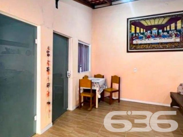 
Descubra a serenidade de viver em São Francisco do Sul, onde a arquitetura aconchegante encontra a funcionalidade moderna. Orgulhosamente apresentada pela 636 Negócios Imobiliários, esta encantadora residência térrea promete ser o lar dos seus sonhos.

Erigida em 2019 e cuidadosamente mantida, a propriedade exibe uma área construída de 143m², assentada num terreno de geometria regular com 276m², ostentando uma topografia plana, ideal para viver momentos de tranquilidade e privacidade.

A casa se abre para um acolhedor jardim, conduzindo a um interior marcado por acabamentos em madeira que evocam conforto e calor. A disposição de cinco dormitórios oferece espaços íntimos e relaxantes, perfeitos após um longo dia. Duas casas de banho modernas refletem funcionalidade e estilo, com azulejos cuidadosamente selecionados para criar um santuário privado de bem-estar.

O coração da casa é a espaçosa sala de estar e jantar, convidando a momentos de convívio familiar e entretenimento, enquanto a copa e cozinha conjugadas são um convite à arte culinária em um ambiente de camaradagem. A área de festas, adornada com churrasqueira e forno a lenha, é o cenário ideal para celebrar a vida com amigos e familiares.

Quatro vagas de garagem, sendo duas cobertas e duas descobertas, oferecem comodidade e segurança para seus veículos. A propriedade também conta com área de serviço prática, otimizando o cotidiano doméstico.

Localizada no bairro Ubatuba, a residência garante fácil acesso às principais vias, bem como a serviços públicos essenciais, sem sacrificar a paz do ambiente residencial. A estrutura do imóvel é complementada pela conectividade com a internet, essencial na era digital.

Permita-se experimentar o melhor de São Francisco do Sul, uma oferta exclusiva da 636 Negócios Imobiliários, onde cada detalhe foi pensado para refletir a excelência e o conforto que você merece. Visite e sinta-se inspirado a chamar este lugar de lar. 

636 NEGÓCIOS IMOBILIÁRIOS: A SUA MELHOR ESCOLHA
Com mais de 30 anos de experiência, a 636 Negócios Imobiliários é sua parceira ideal para encontrar o imóvel perfeito. Estamos prontos para ajudá-lo a fazer deste imóvel o seu novo lar.
 
Telefone: (47) 3451-0636
WhatsApp: (47) 99190-0636
 
Não perca esta oportunidade única. Visite nosso site para mais informações: i636.com.br
