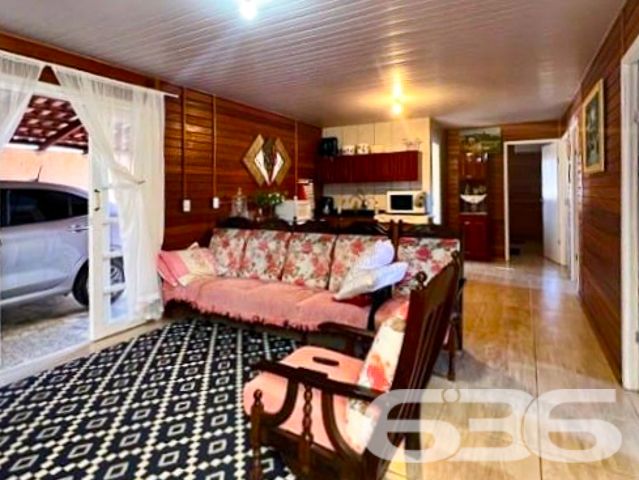 
Descubra a serenidade de viver em São Francisco do Sul, onde a arquitetura aconchegante encontra a funcionalidade moderna. Orgulhosamente apresentada pela 636 Negócios Imobiliários, esta encantadora residência térrea promete ser o lar dos seus sonhos.

Erigida em 2019 e cuidadosamente mantida, a propriedade exibe uma área construída de 143m², assentada num terreno de geometria regular com 276m², ostentando uma topografia plana, ideal para viver momentos de tranquilidade e privacidade.

A casa se abre para um acolhedor jardim, conduzindo a um interior marcado por acabamentos em madeira que evocam conforto e calor. A disposição de cinco dormitórios oferece espaços íntimos e relaxantes, perfeitos após um longo dia. Duas casas de banho modernas refletem funcionalidade e estilo, com azulejos cuidadosamente selecionados para criar um santuário privado de bem-estar.

O coração da casa é a espaçosa sala de estar e jantar, convidando a momentos de convívio familiar e entretenimento, enquanto a copa e cozinha conjugadas são um convite à arte culinária em um ambiente de camaradagem. A área de festas, adornada com churrasqueira e forno a lenha, é o cenário ideal para celebrar a vida com amigos e familiares.

Quatro vagas de garagem, sendo duas cobertas e duas descobertas, oferecem comodidade e segurança para seus veículos. A propriedade também conta com área de serviço prática, otimizando o cotidiano doméstico.

Localizada no bairro Ubatuba, a residência garante fácil acesso às principais vias, bem como a serviços públicos essenciais, sem sacrificar a paz do ambiente residencial. A estrutura do imóvel é complementada pela conectividade com a internet, essencial na era digital.

Permita-se experimentar o melhor de São Francisco do Sul, uma oferta exclusiva da 636 Negócios Imobiliários, onde cada detalhe foi pensado para refletir a excelência e o conforto que você merece. Visite e sinta-se inspirado a chamar este lugar de lar. 

636 NEGÓCIOS IMOBILIÁRIOS: A SUA MELHOR ESCOLHA
Com mais de 30 anos de experiência, a 636 Negócios Imobiliários é sua parceira ideal para encontrar o imóvel perfeito. Estamos prontos para ajudá-lo a fazer deste imóvel o seu novo lar.
 
Telefone: (47) 3451-0636
WhatsApp: (47) 99190-0636
 
Não perca esta oportunidade única. Visite nosso site para mais informações: i636.com.br
