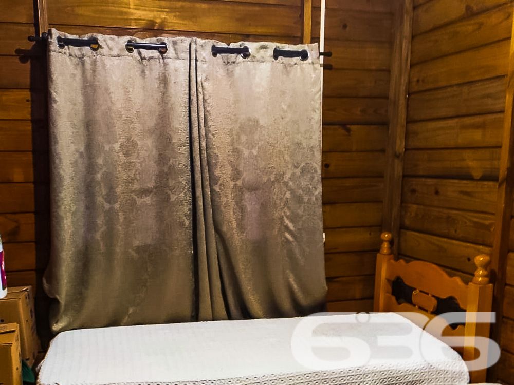 Residência Única e Encantadora em São Francisco do Sul
Descubra o prazer de viver em harmonia com a natureza nesta residência padrão térrea, situada no tranquilo bairro de Ervino, São Francisco do Sul. Com fácil acesso a apenas 700 metros do mar, esta propriedade oferece um refúgio perfeito para quem busca tranquilidade sem abrir mão da conveniência.
Composição do Imóvel:
Espaço e Conforto: A casa dispõe de 2 dormitórios aconchegantes e 2 banheiros completos, promovendo privacidade e comodidade para toda a família. A sala de estar é ampla, perfeita para receber amigos e familiares com conforto.
Lazer e Comodidades: Desfrute de momentos memoráveis no espaço gourmet com churrasqueira integrado à copa e cozinha, ideal para confraternizações. A área de festa externa com churrasqueira adicional assegura que seus eventos sejam sempre especiais.
Garagens: Com três vagas cobertas e três descobertas, há amplo espaço para veículos e equipamentos de lazer.
Detalhes que Encantam: A residência é totalmente murada, oferecendo segurança e privacidade. A conexão com a internet garante que você esteja sempre conectado, seja para trabalho ou lazer.
Vantagens da Localização:
Proximidade com o Mar: Situada a curta distância da praia, esta casa é perfeita para quem sonha com o estilo de vida litorâneo. Aproveite passeios à beira-mar sempre que desejar, com fácil acesso a apenas 700 metros de distância.
Natureza e Tranquilidade: O bairro Ervino é conhecido por sua tranquilidade e proximidade com a natureza, oferecendo um ambiente sereno e acolhedor.
Ideal para: Famílias em busca de um lar tranquilo e espaçoso ou investidores procurando por propriedades com alto potencial de valorização em uma região promissora. Esta residência também é perfeita para quem deseja uma casa de veraneio próxima ao mar.
636 Negócios Imobiliários: Compromisso com Excelência Com mais de 30 anos de experiência no mercado imobiliário, nos orgulhamos em oferecer imóveis que não são apenas espaços para viver, mas verdadeiros lares para criar memórias felizes. Nosso compromisso é garantir a satisfação total de nossos clientes através de um atendimento personalizado e dedicado.
Descubra mais sobre como esta casa pode ser o cenário de muitos momentos felizes para você e sua família. Entre em contato hoje mesmo e agende uma visita! Transforme este sonho em realidade com a 636 Negócios Imobiliários.
636 NEGÓCIOS IMOBILIÁRIOS: A SUA MELHOR ESCOLHA
Com mais de 30 anos de experiência, a 636 Negócios Imobiliários é sua parceira ideal para encontrar o imóvel perfeito. Estamos prontos para ajudá-lo a fazer deste imóvel o seu novo lar.
Telefone: (47) 3451-0636
WhatsApp: (47) 99190-0636
Não perca esta oportunidade única. Visite nosso site para mais informações: i636.com.br