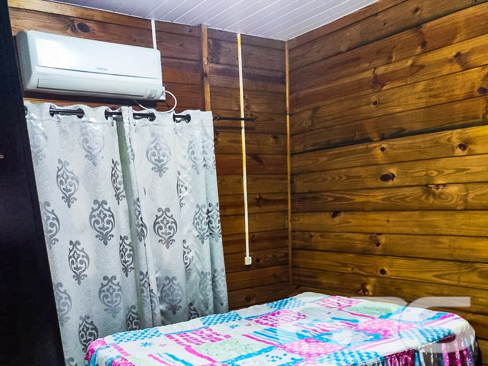 Residência Única e Encantadora em São Francisco do Sul
Descubra o prazer de viver em harmonia com a natureza nesta residência padrão térrea, situada no tranquilo bairro de Ervino, São Francisco do Sul. Com fácil acesso a apenas 700 metros do mar, esta propriedade oferece um refúgio perfeito para quem busca tranquilidade sem abrir mão da conveniência.
Composição do Imóvel:
Espaço e Conforto: A casa dispõe de 2 dormitórios aconchegantes e 2 banheiros completos, promovendo privacidade e comodidade para toda a família. A sala de estar é ampla, perfeita para receber amigos e familiares com conforto.
Lazer e Comodidades: Desfrute de momentos memoráveis no espaço gourmet com churrasqueira integrado à copa e cozinha, ideal para confraternizações. A área de festa externa com churrasqueira adicional assegura que seus eventos sejam sempre especiais.
Garagens: Com três vagas cobertas e três descobertas, há amplo espaço para veículos e equipamentos de lazer.
Detalhes que Encantam: A residência é totalmente murada, oferecendo segurança e privacidade. A conexão com a internet garante que você esteja sempre conectado, seja para trabalho ou lazer.
Vantagens da Localização:
Proximidade com o Mar: Situada a curta distância da praia, esta casa é perfeita para quem sonha com o estilo de vida litorâneo. Aproveite passeios à beira-mar sempre que desejar, com fácil acesso a apenas 700 metros de distância.
Natureza e Tranquilidade: O bairro Ervino é conhecido por sua tranquilidade e proximidade com a natureza, oferecendo um ambiente sereno e acolhedor.
Ideal para: Famílias em busca de um lar tranquilo e espaçoso ou investidores procurando por propriedades com alto potencial de valorização em uma região promissora. Esta residência também é perfeita para quem deseja uma casa de veraneio próxima ao mar.
636 Negócios Imobiliários: Compromisso com Excelência Com mais de 30 anos de experiência no mercado imobiliário, nos orgulhamos em oferecer imóveis que não são apenas espaços para viver, mas verdadeiros lares para criar memórias felizes. Nosso compromisso é garantir a satisfação total de nossos clientes através de um atendimento personalizado e dedicado.
Descubra mais sobre como esta casa pode ser o cenário de muitos momentos felizes para você e sua família. Entre em contato hoje mesmo e agende uma visita! Transforme este sonho em realidade com a 636 Negócios Imobiliários.
636 NEGÓCIOS IMOBILIÁRIOS: A SUA MELHOR ESCOLHA
Com mais de 30 anos de experiência, a 636 Negócios Imobiliários é sua parceira ideal para encontrar o imóvel perfeito. Estamos prontos para ajudá-lo a fazer deste imóvel o seu novo lar.
Telefone: (47) 3451-0636
WhatsApp: (47) 99190-0636
Não perca esta oportunidade única. Visite nosso site para mais informações: i636.com.br